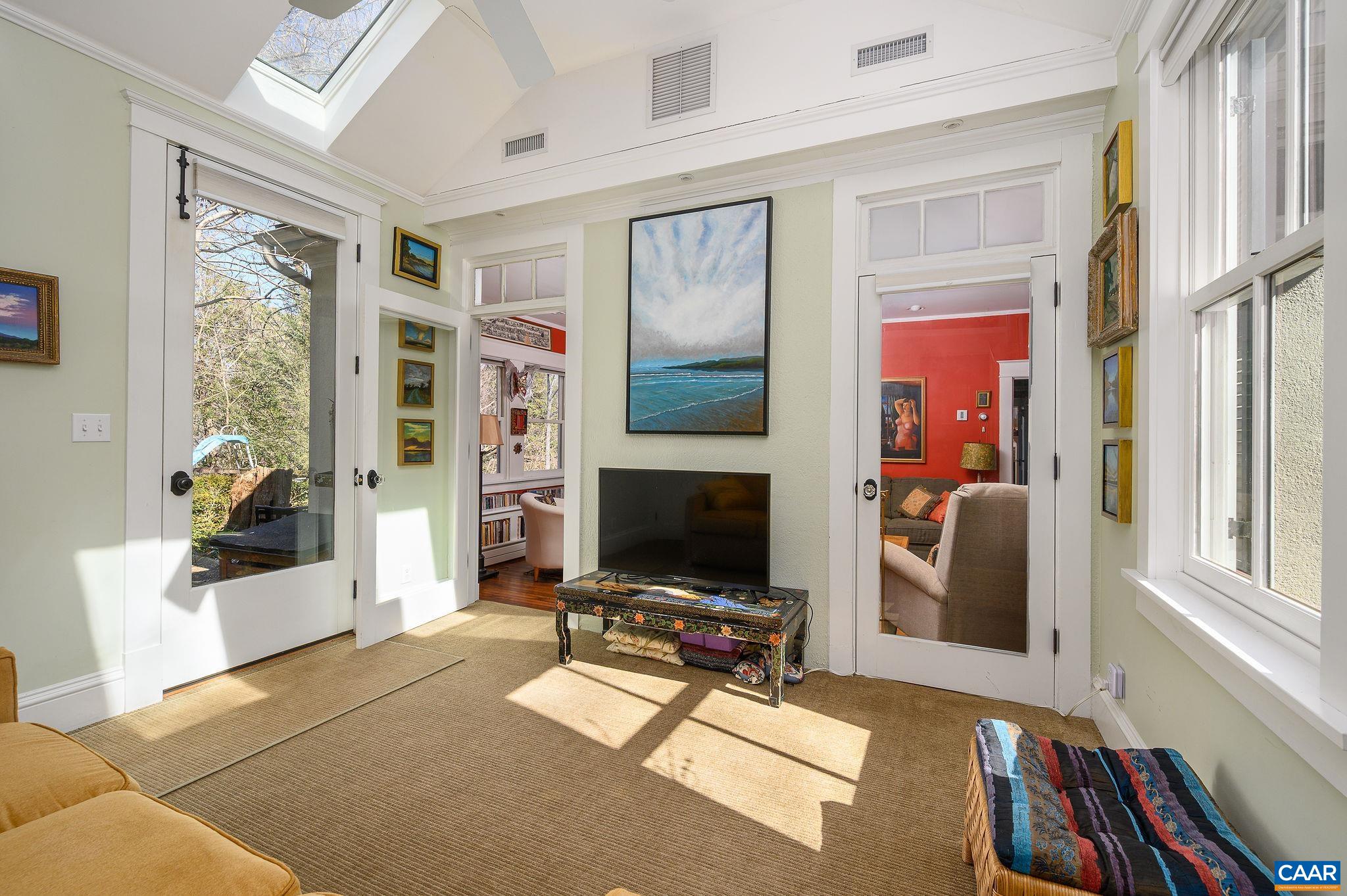 1004 RUGBY RD
