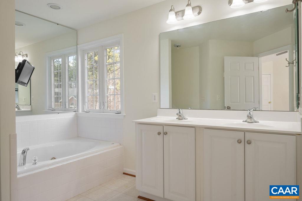 9 LAUREL OAK CT