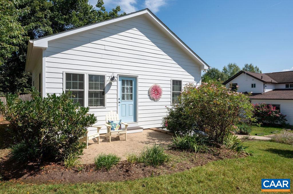 207 DOUGLAS AVE