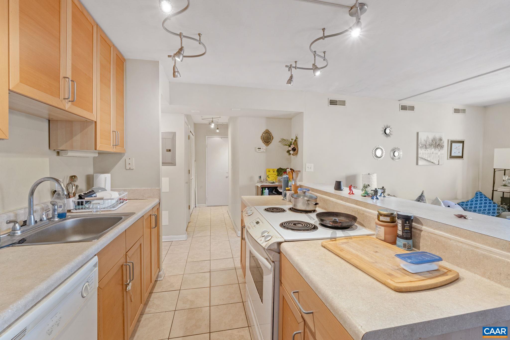 1800 JEFFERSON PARK AVE Unit: 605