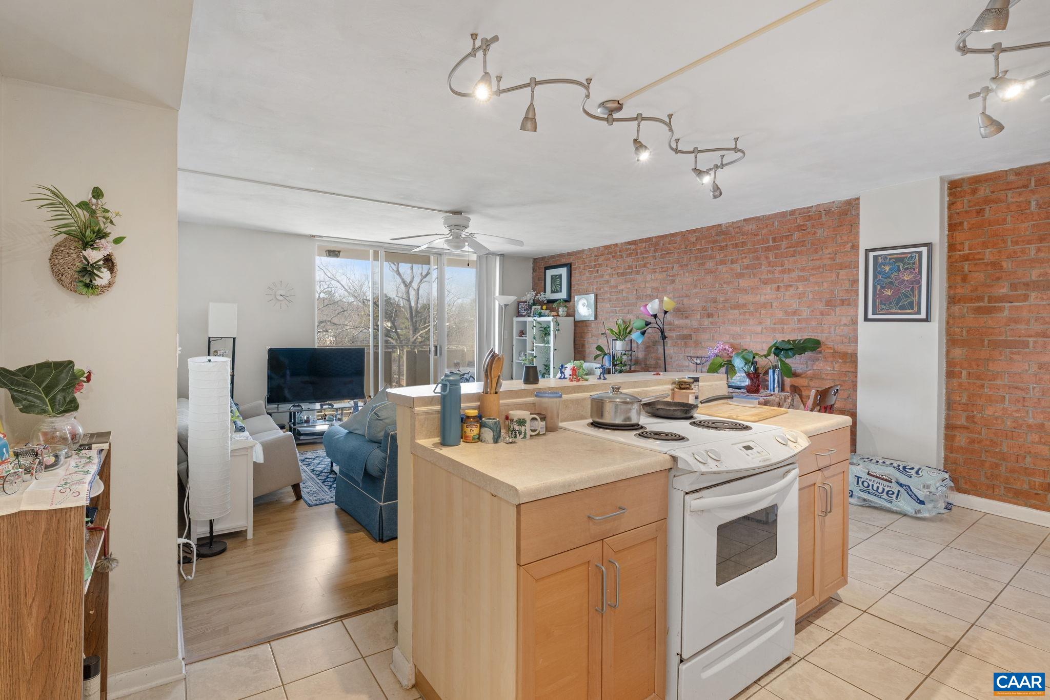1800 JEFFERSON PARK AVE Unit: 605