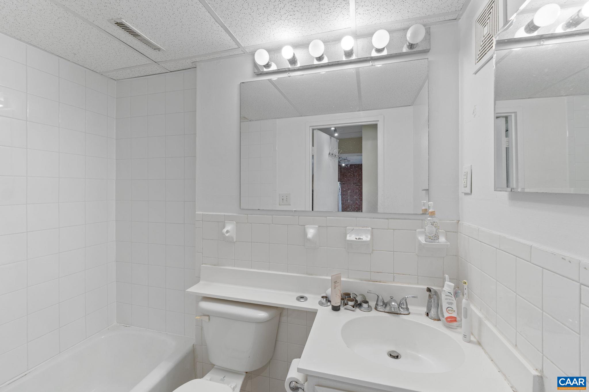 1800 JEFFERSON PARK AVE Unit: 605