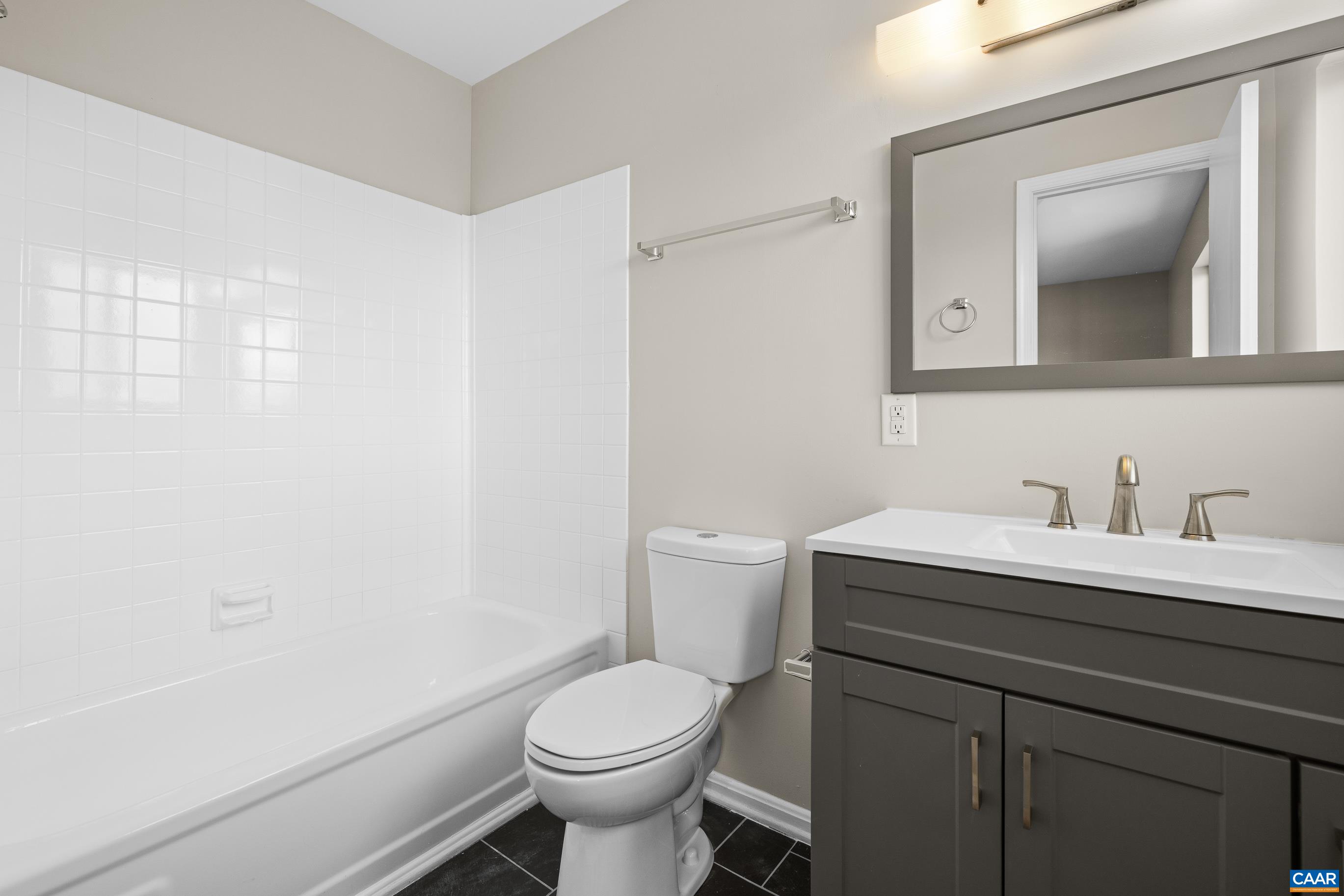 587 SOUTHAMPTON CT