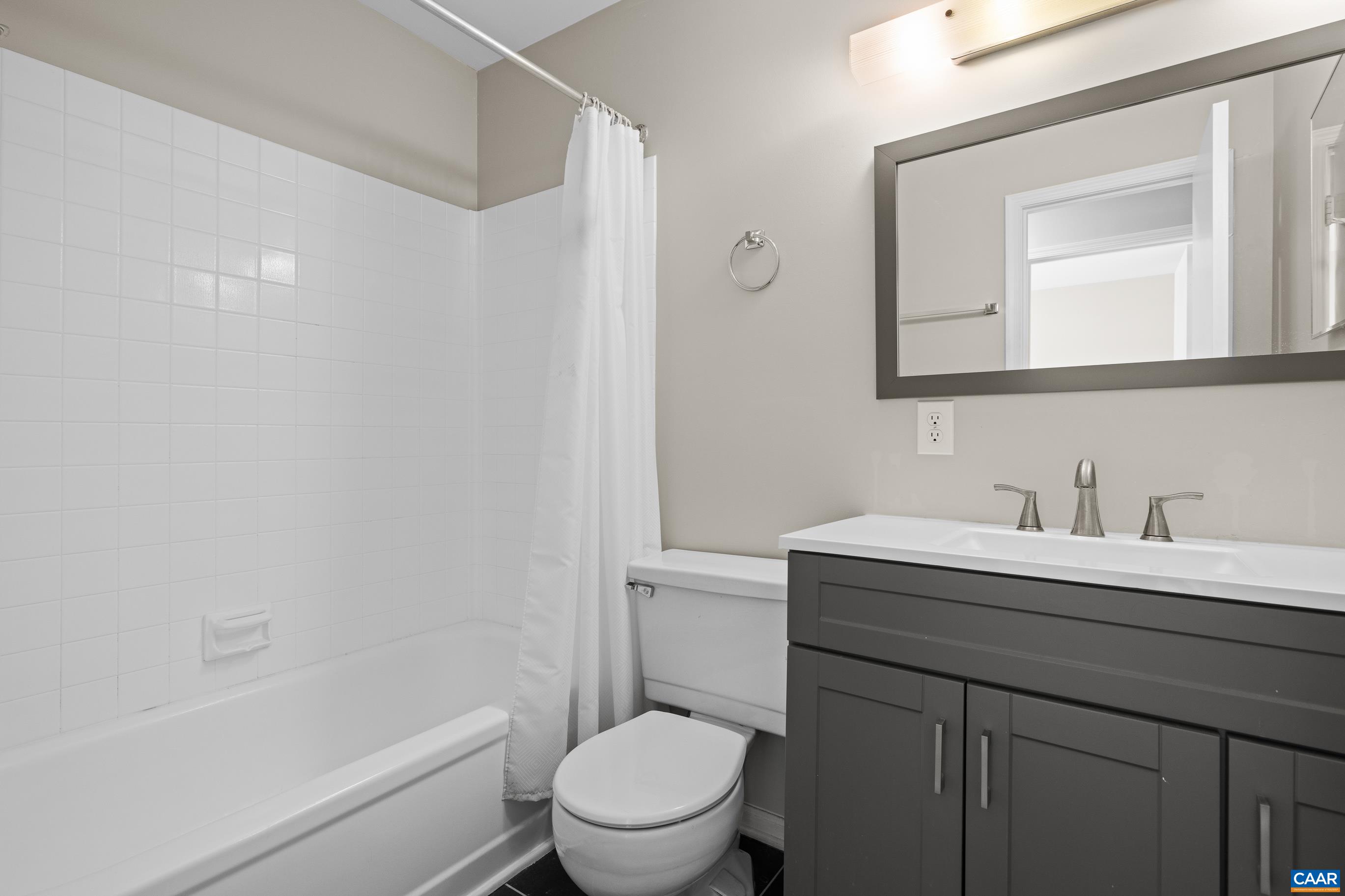 587 SOUTHAMPTON CT