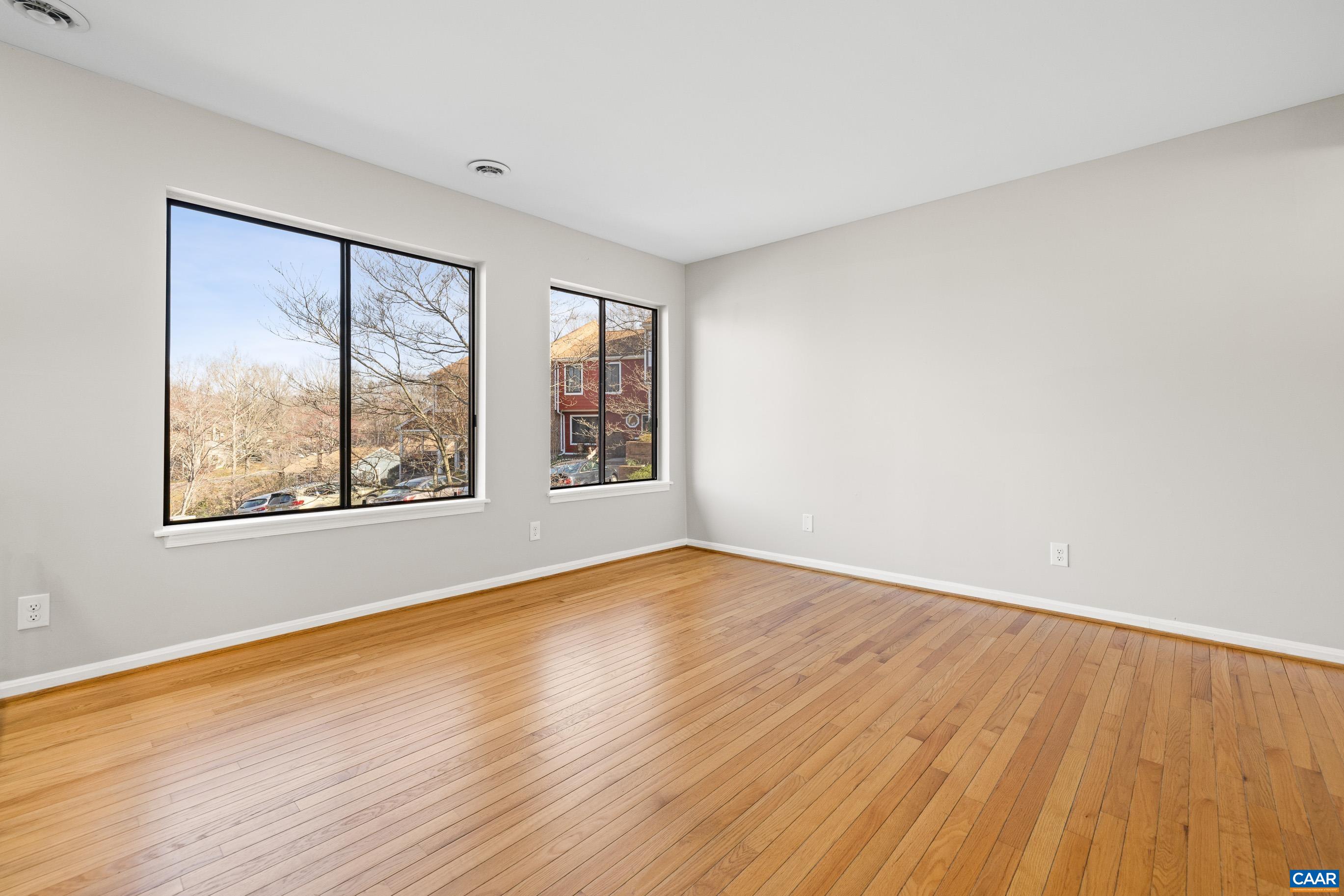 587 SOUTHAMPTON CT