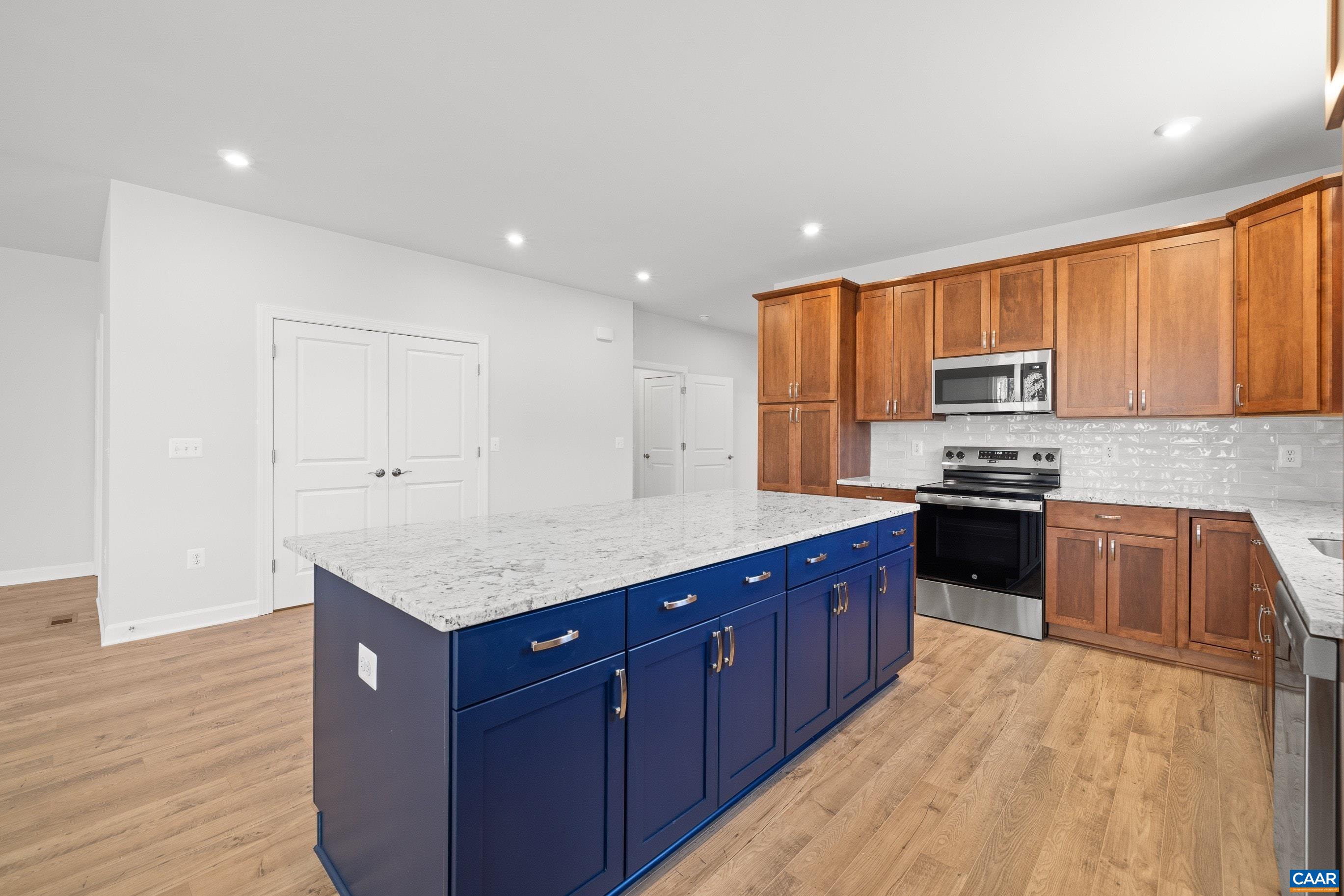 33 WHISPERWOOD CT
