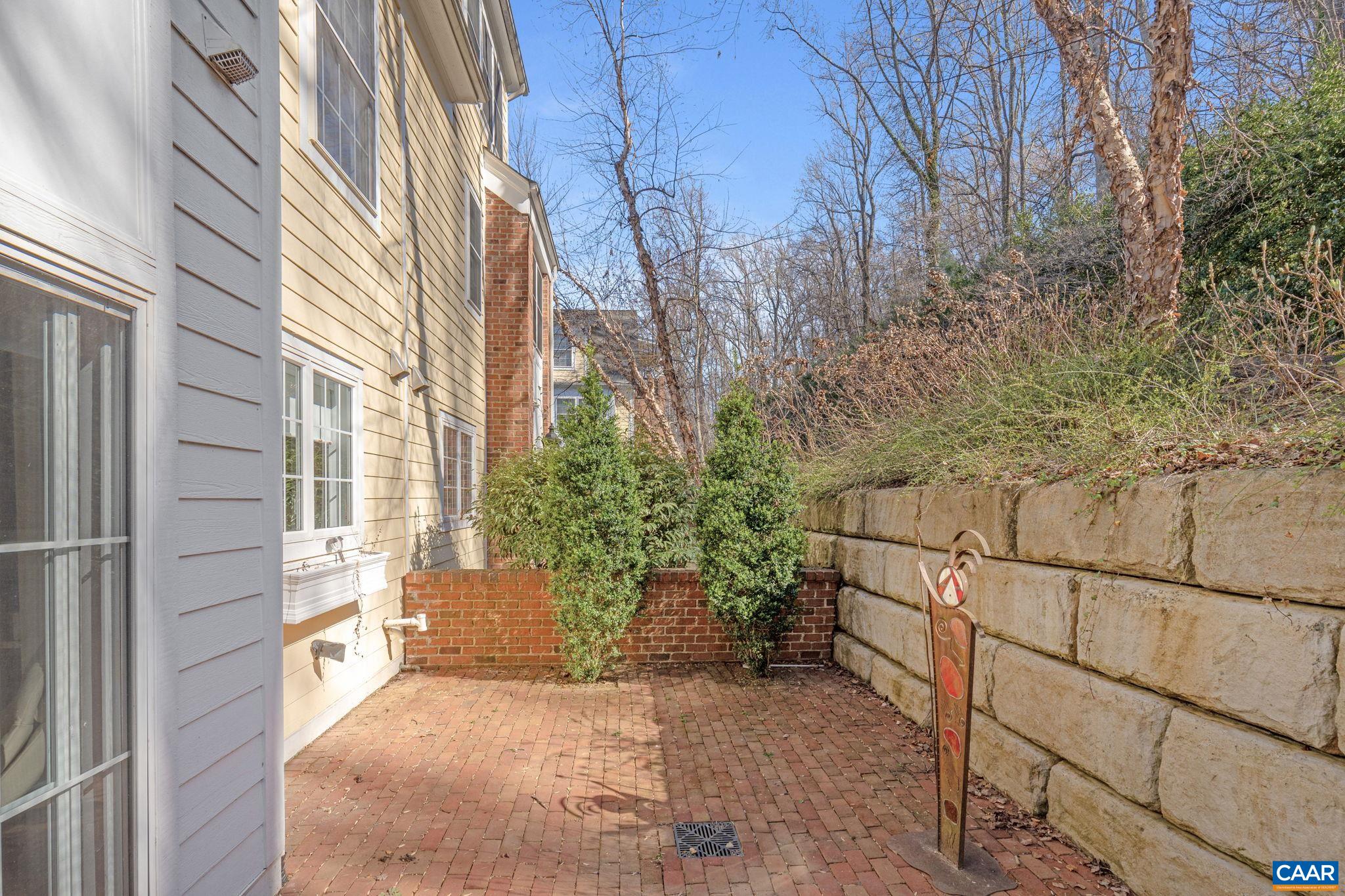 312 FOOTHILL CT