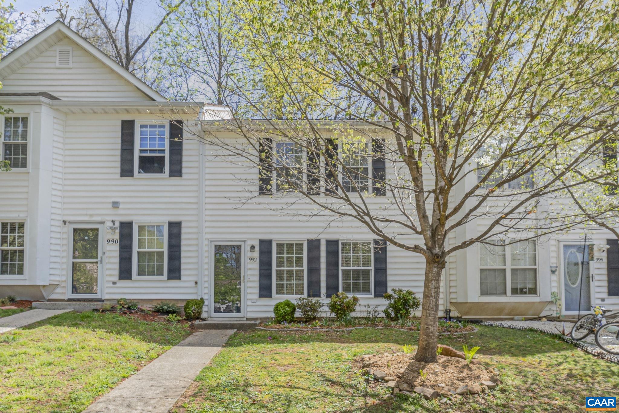 992 TOWNE LN