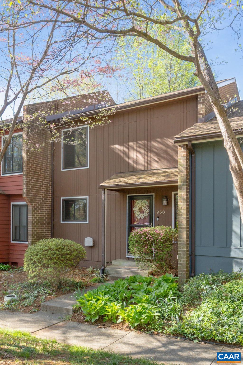 958 SUTTON CT