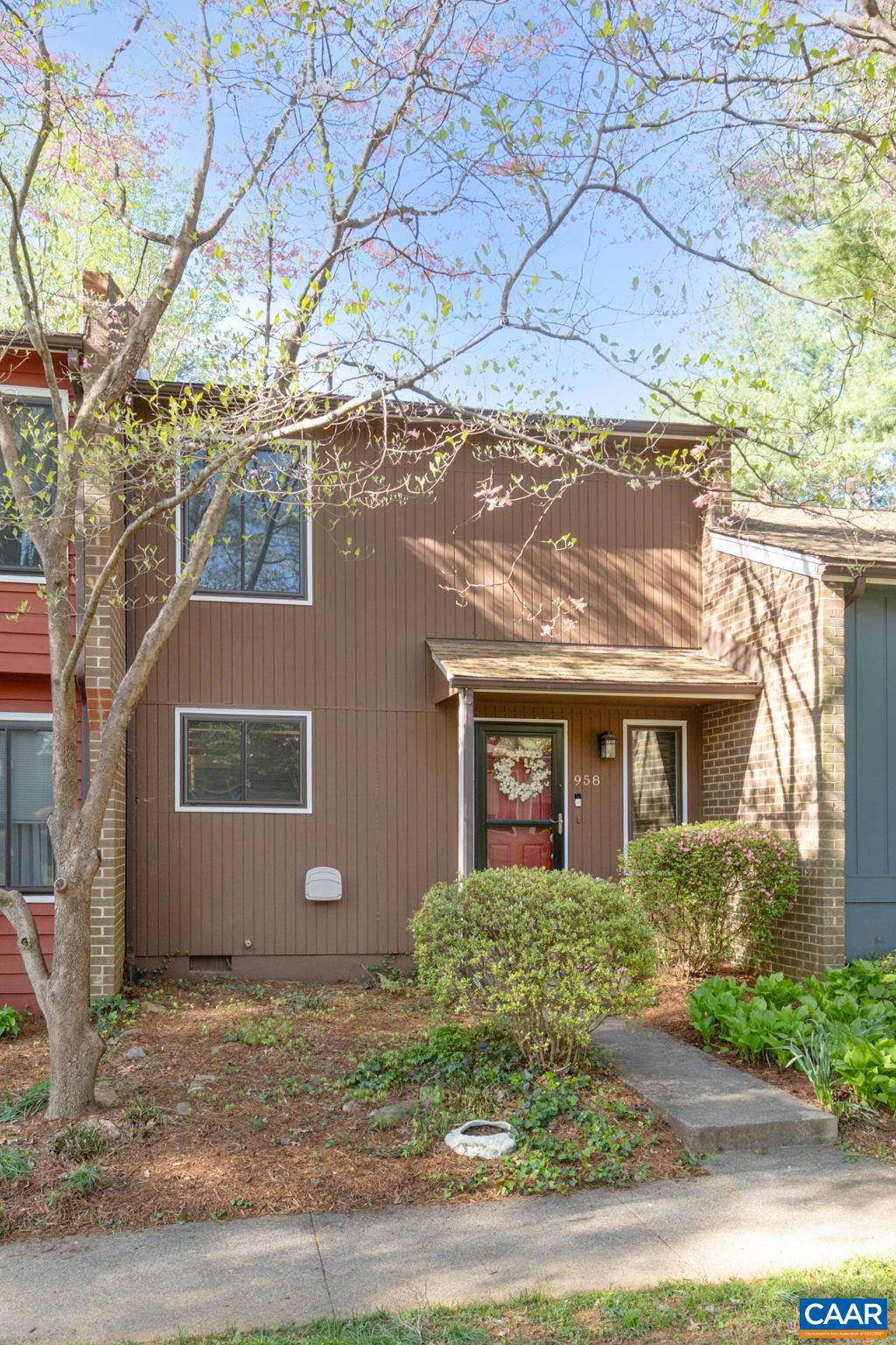 958 SUTTON CT