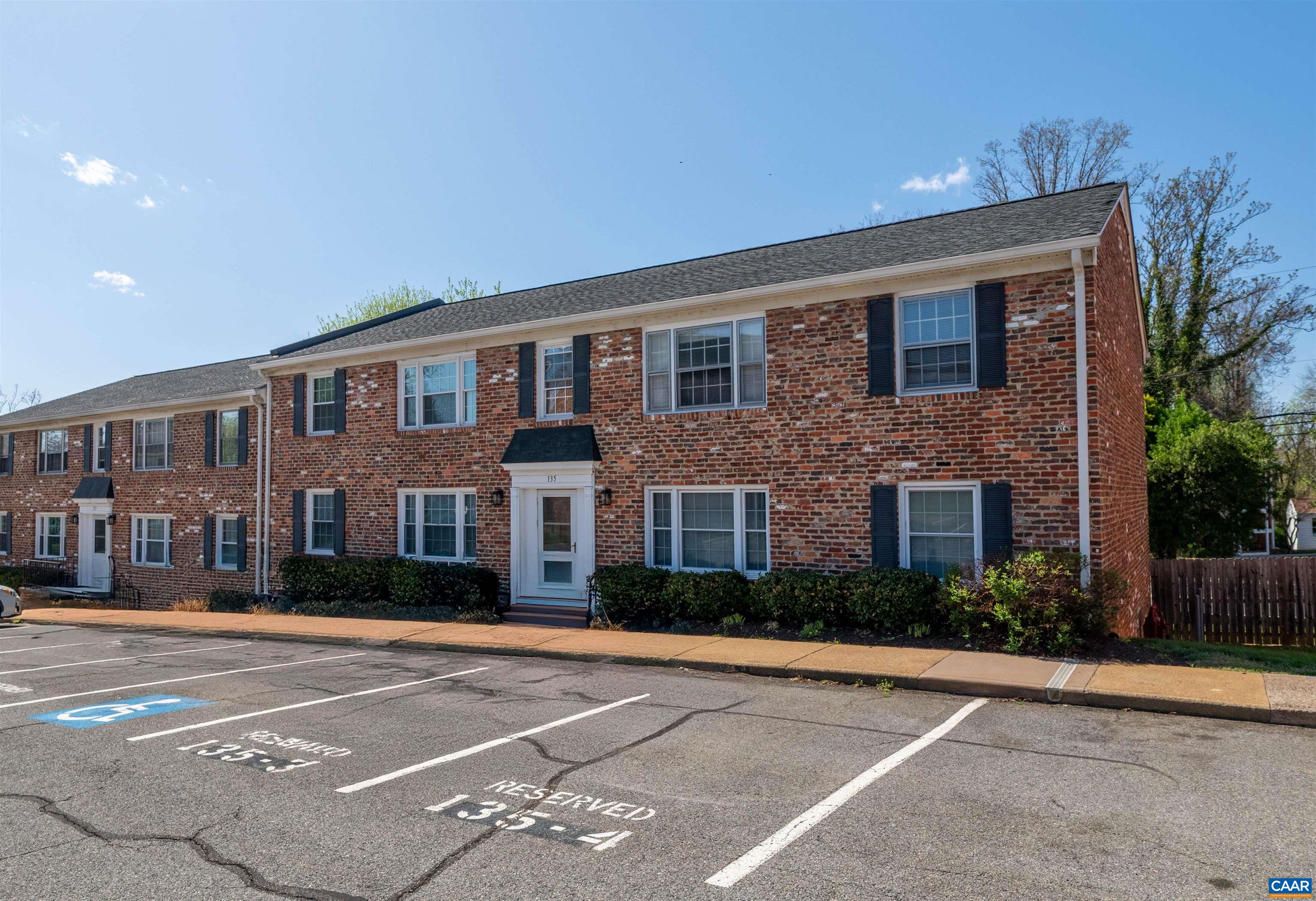 135 HESSIAN HILLS CIR Unit: 3