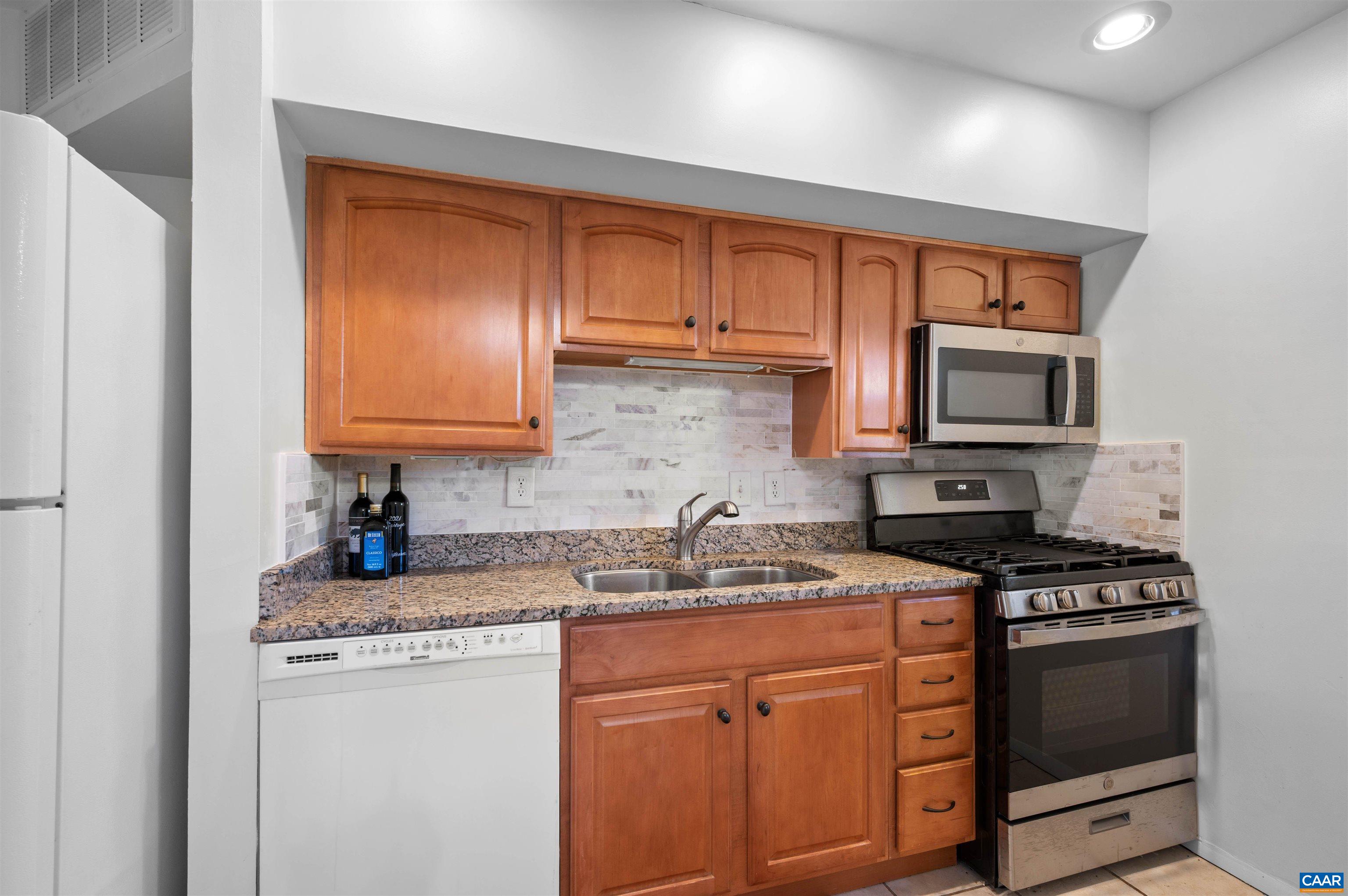 135 HESSIAN HILLS CIR Unit: 3