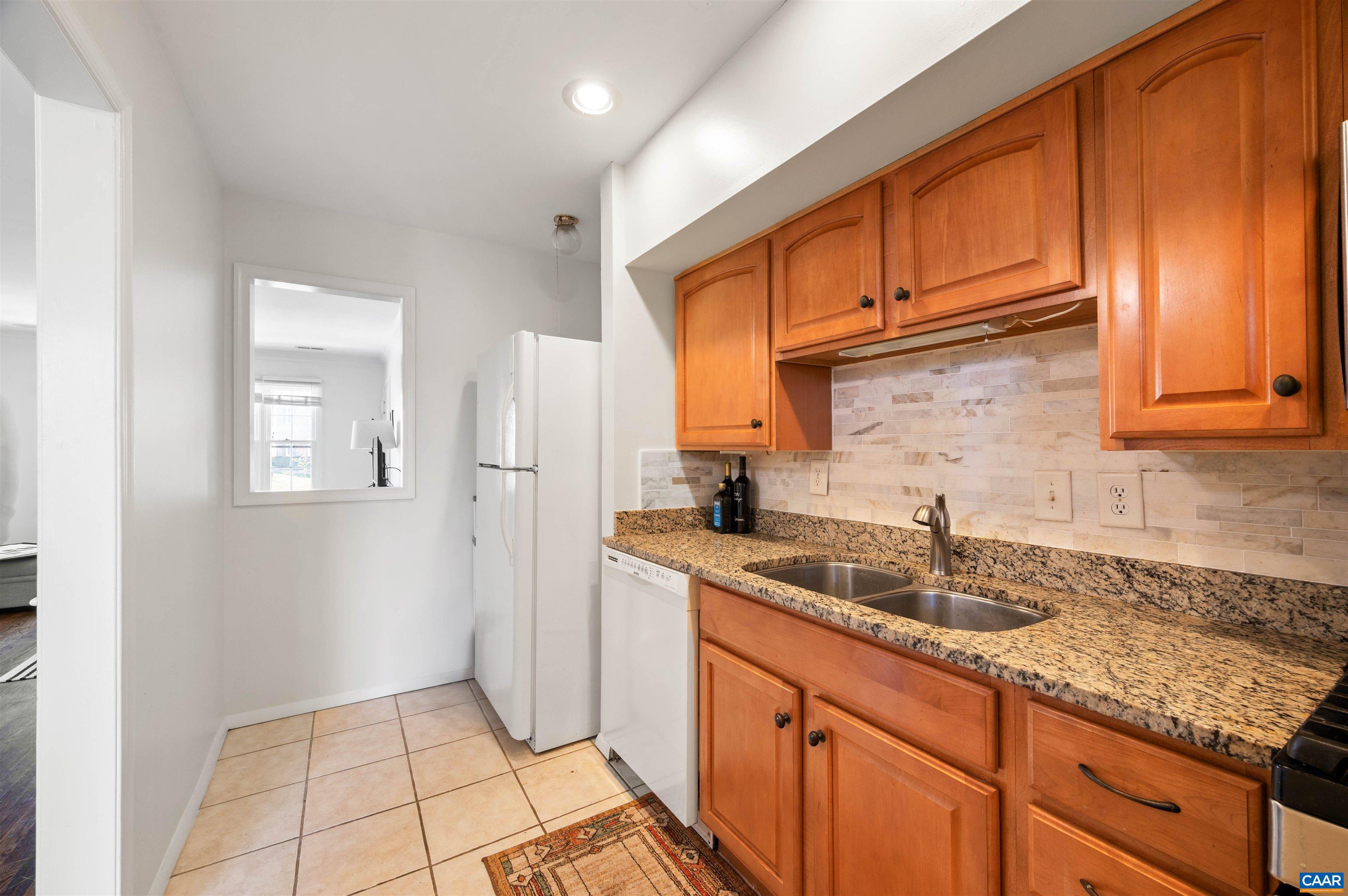 135 HESSIAN HILLS CIR Unit: 3