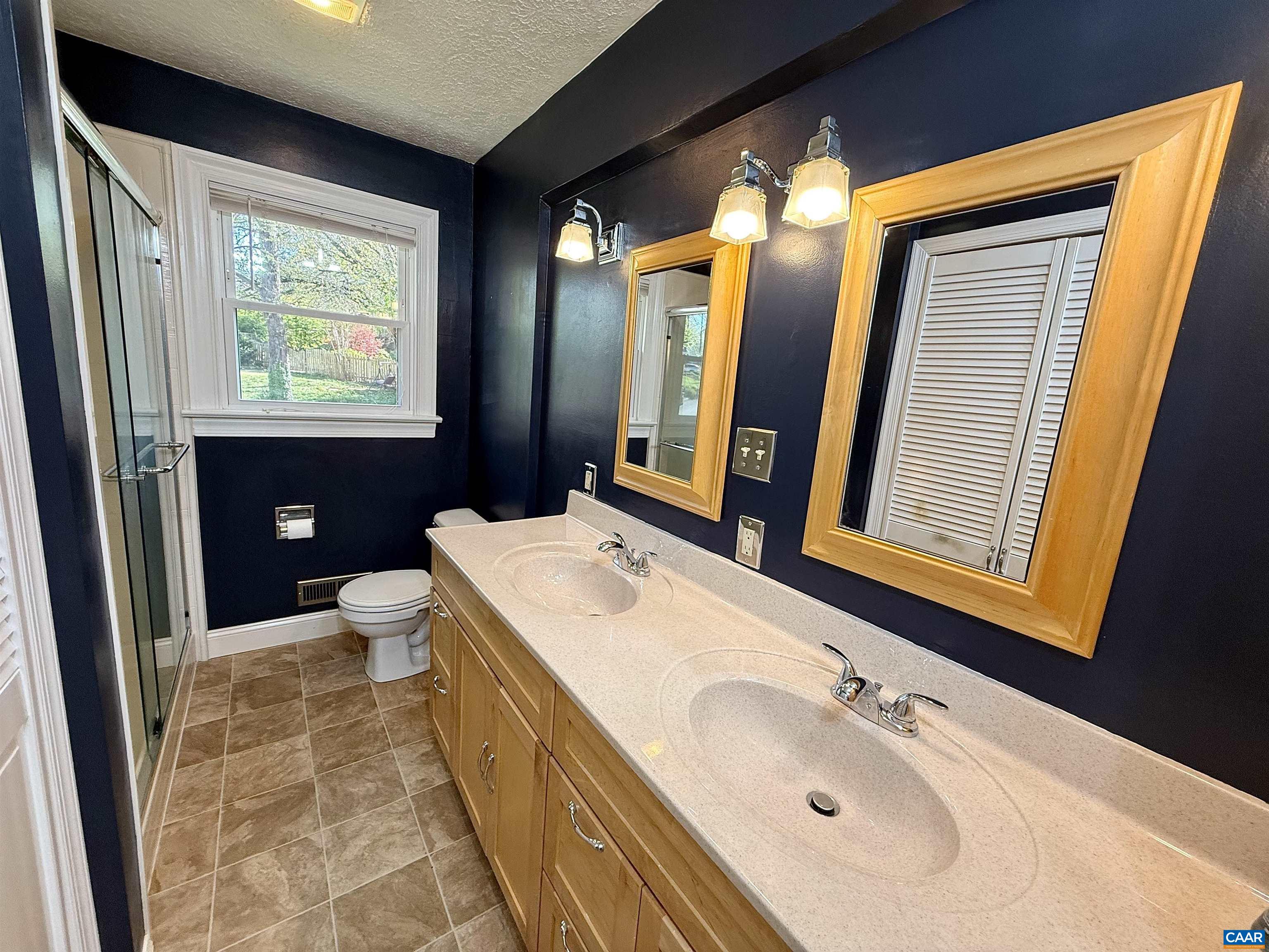 405 MOSELEY DR