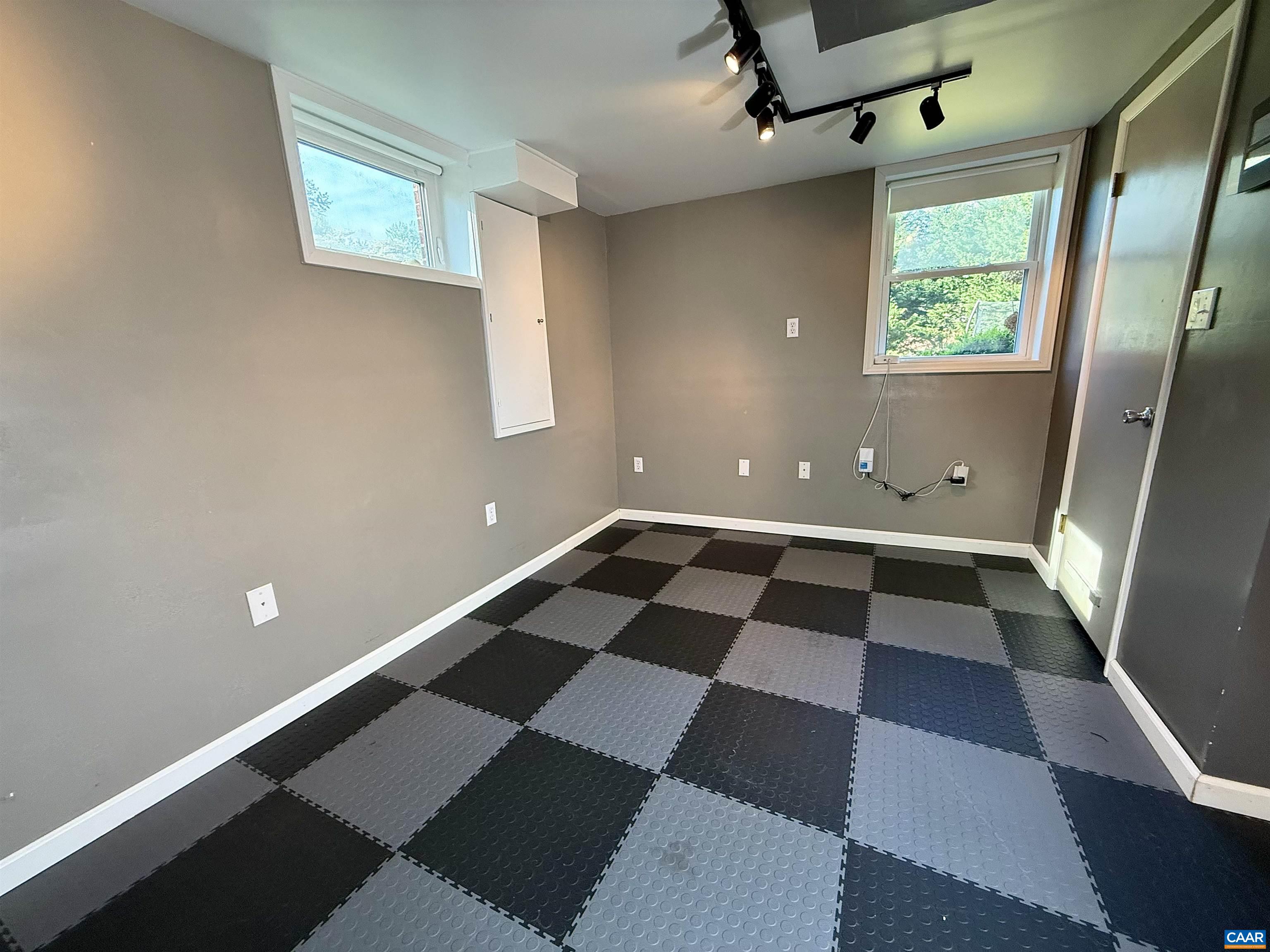 405 MOSELEY DR