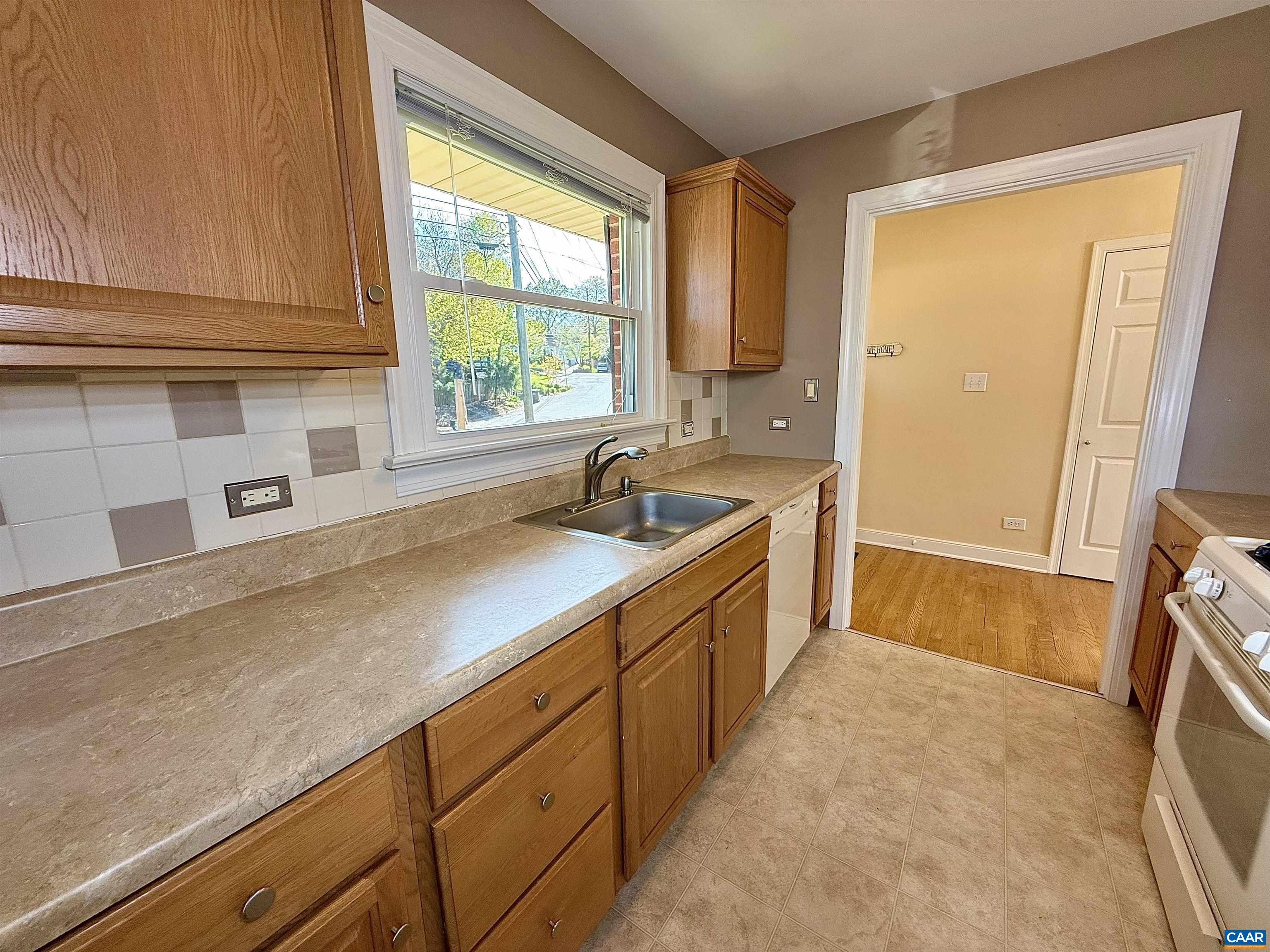 405 MOSELEY DR