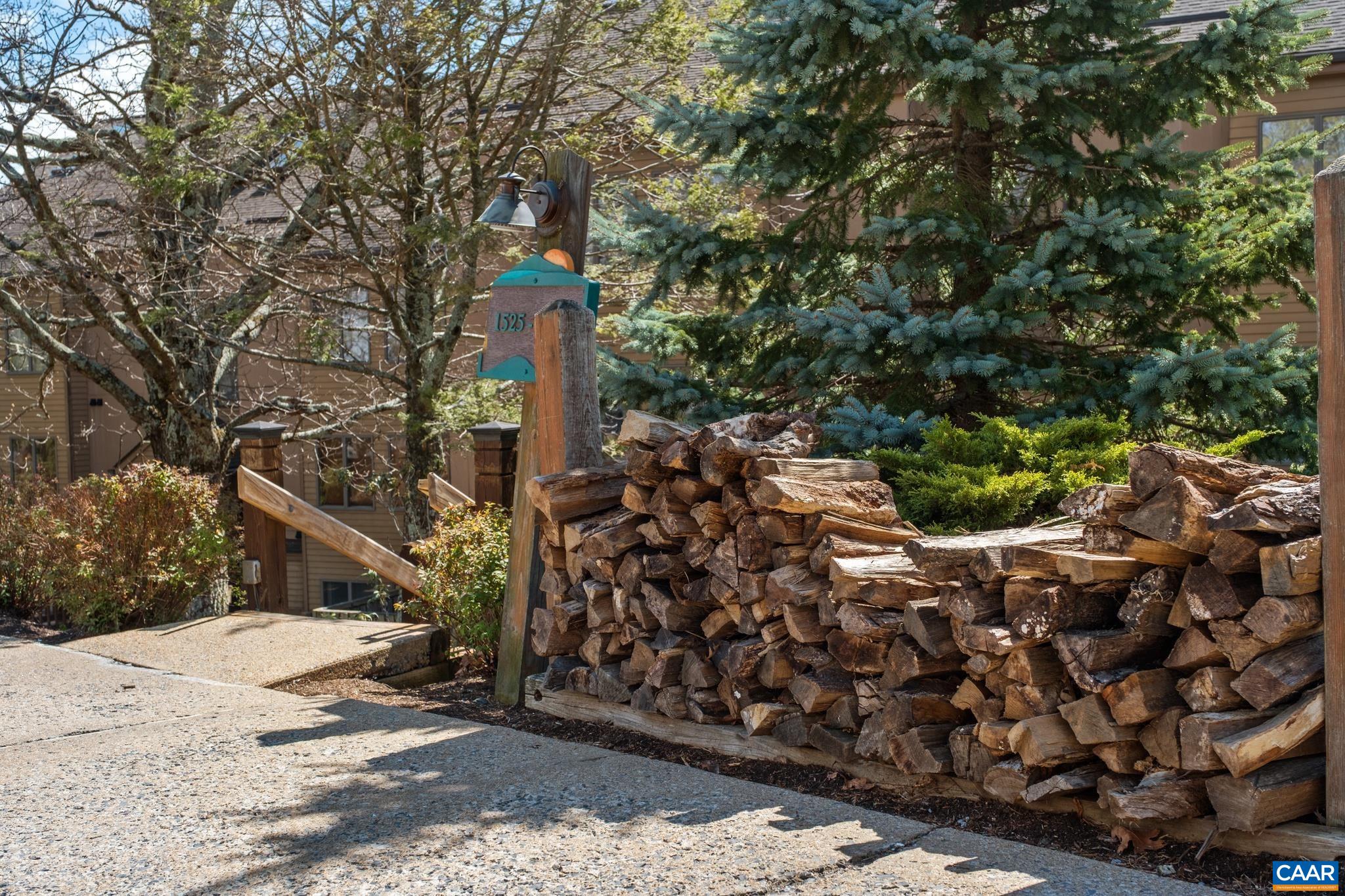 1525 CLIFFS CONDOS
