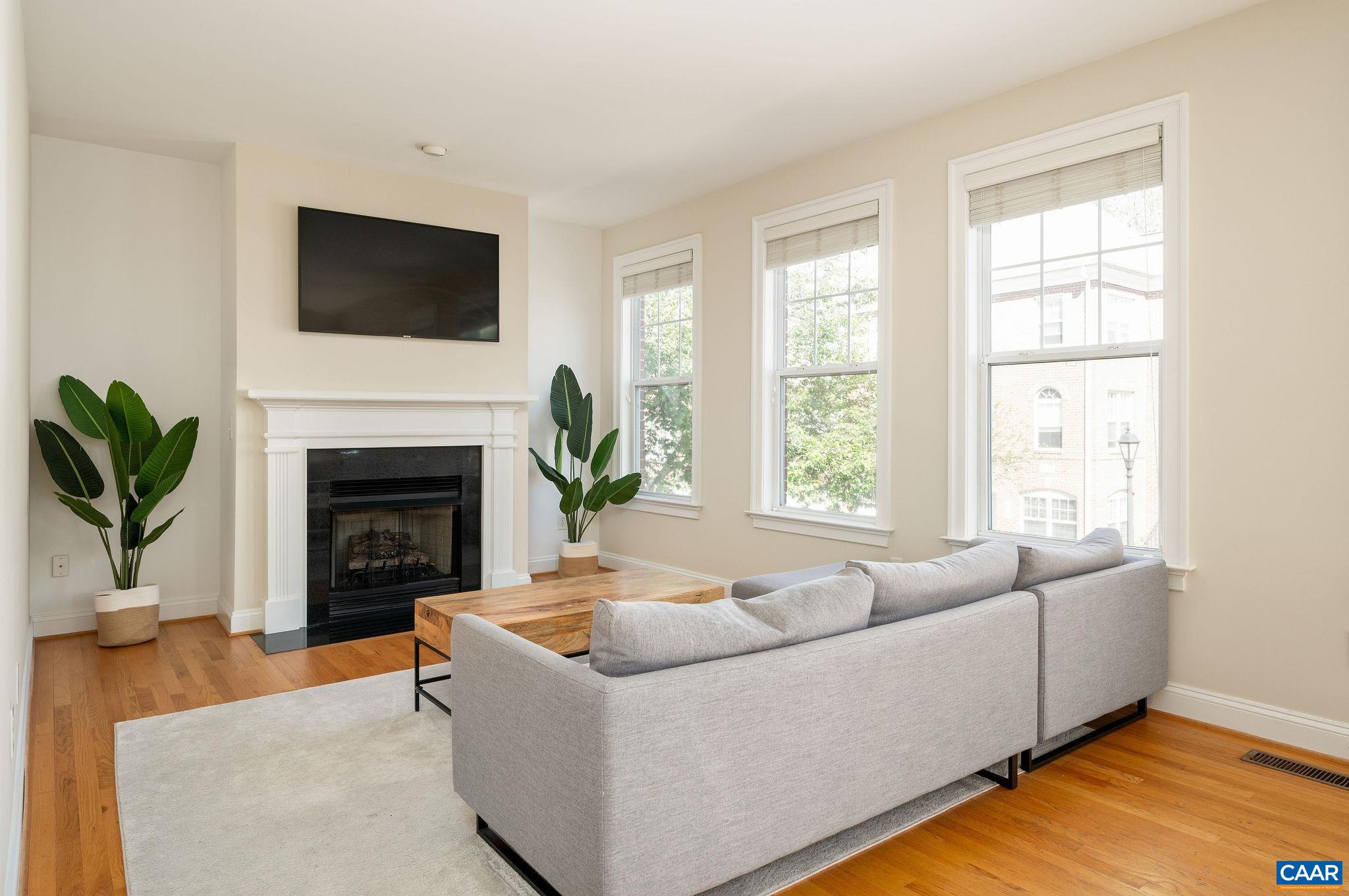 1003 GLENWOOD STATION LN