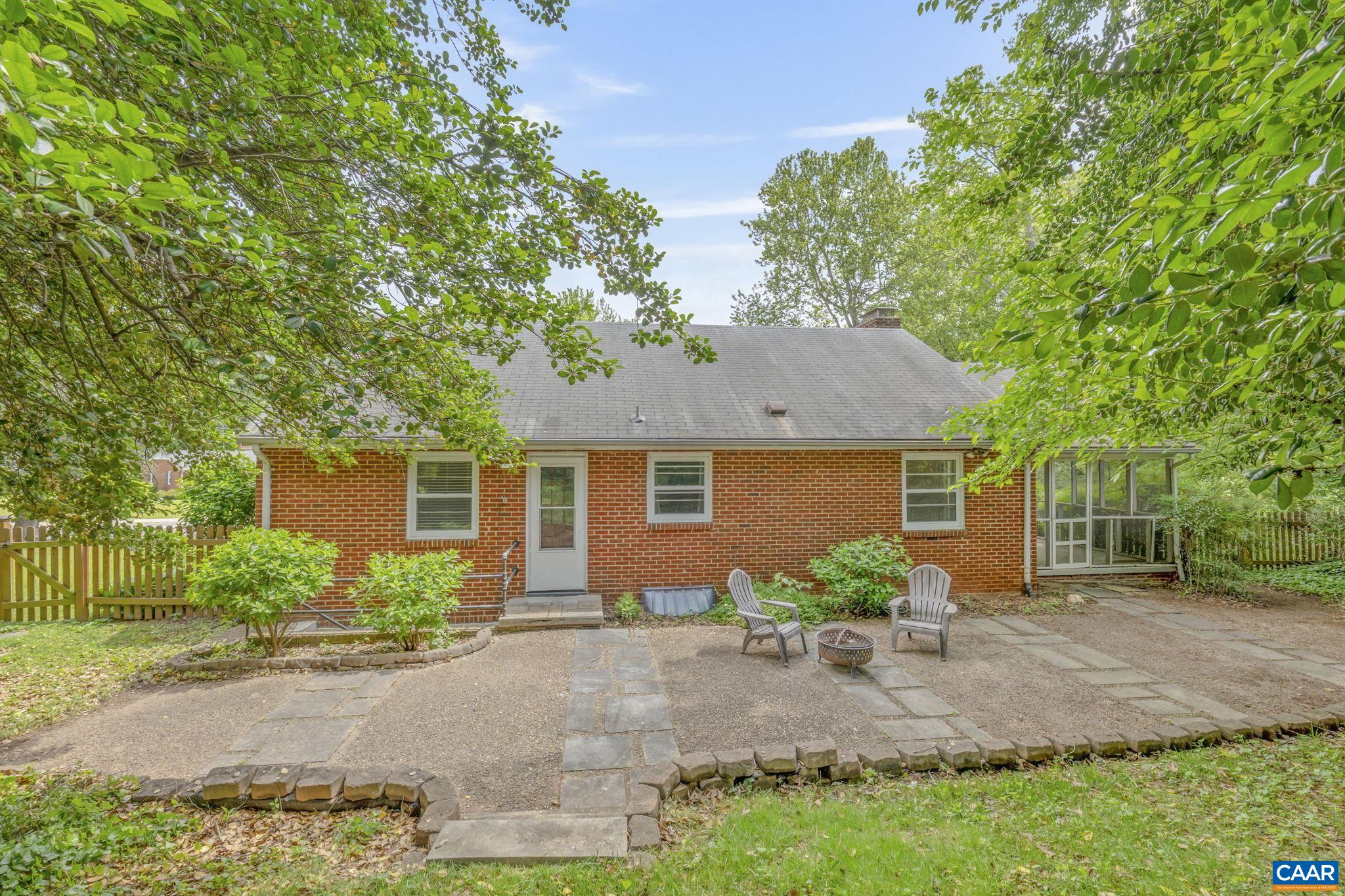1221 GREENWAY RD