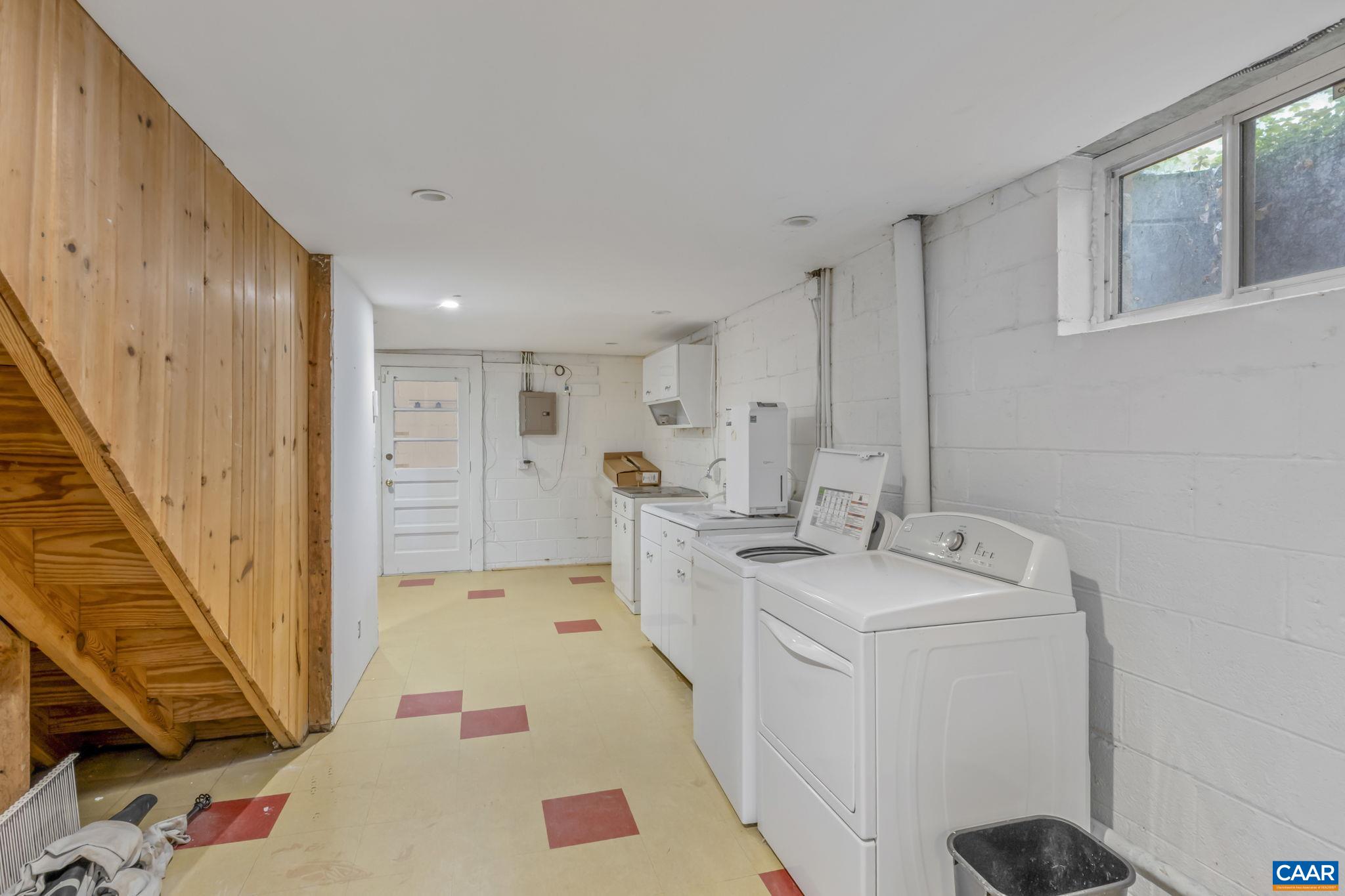 1221 GREENWAY RD