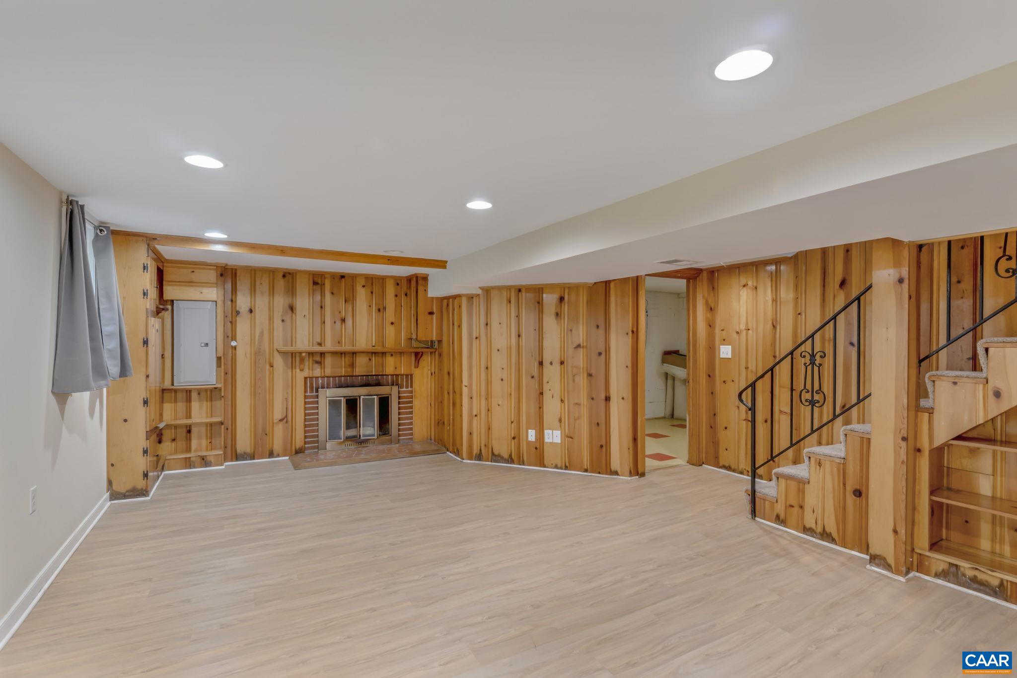 1221 GREENWAY RD