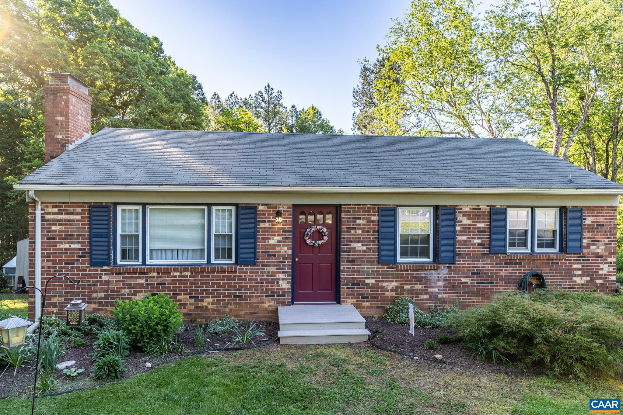 580 LOCUST LN