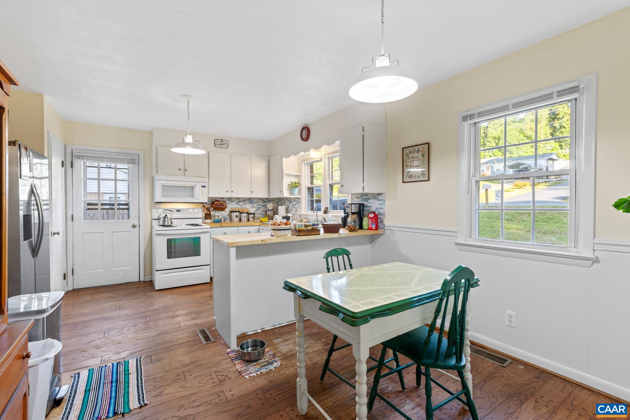 580 LOCUST LN