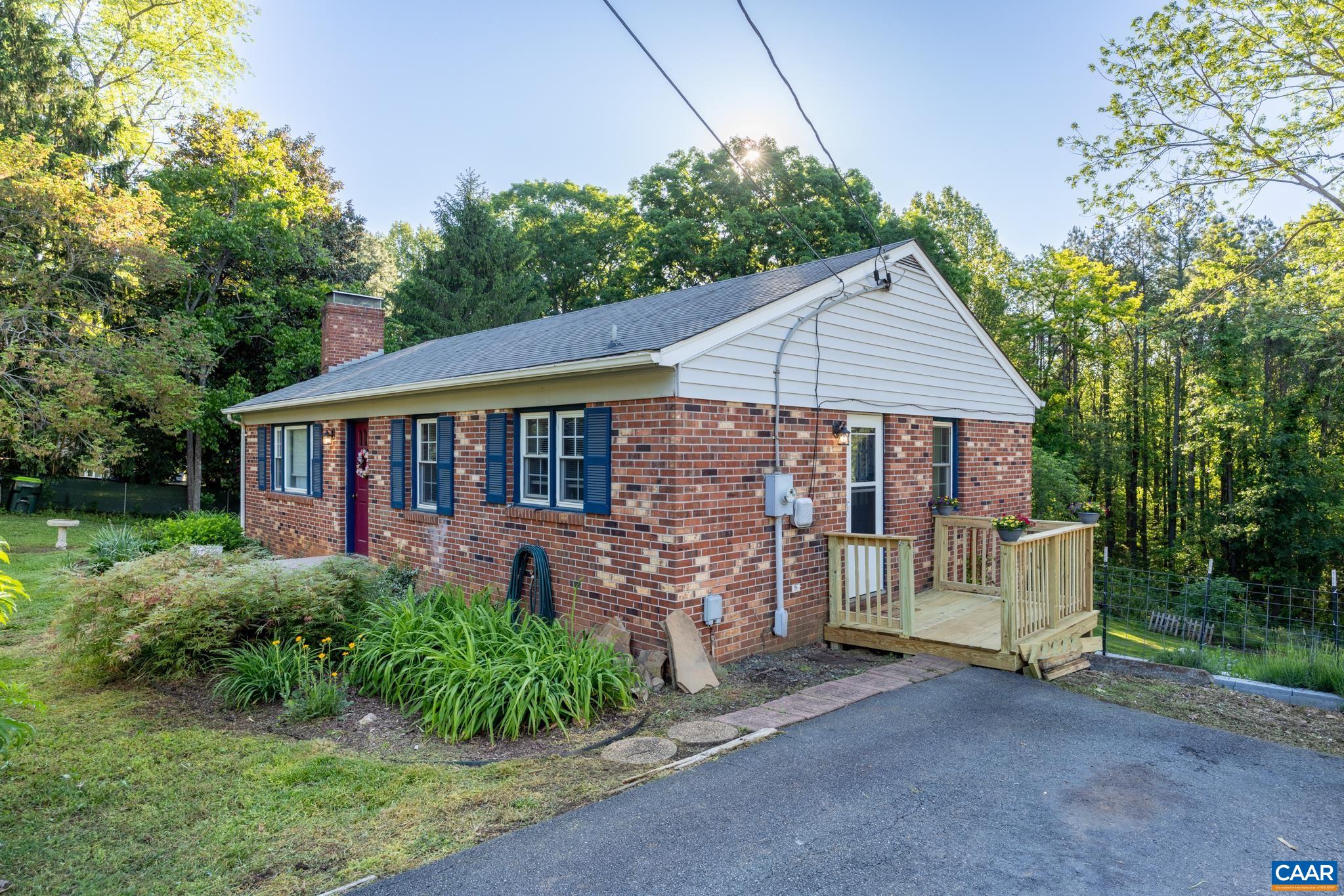 580 LOCUST LN