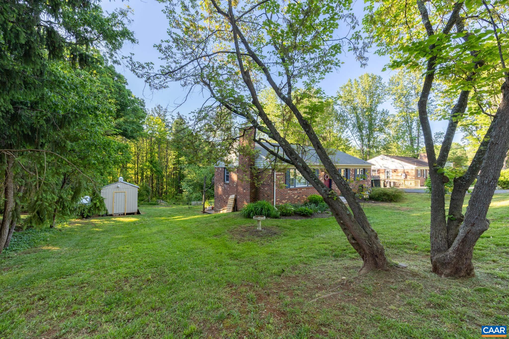580 LOCUST LN