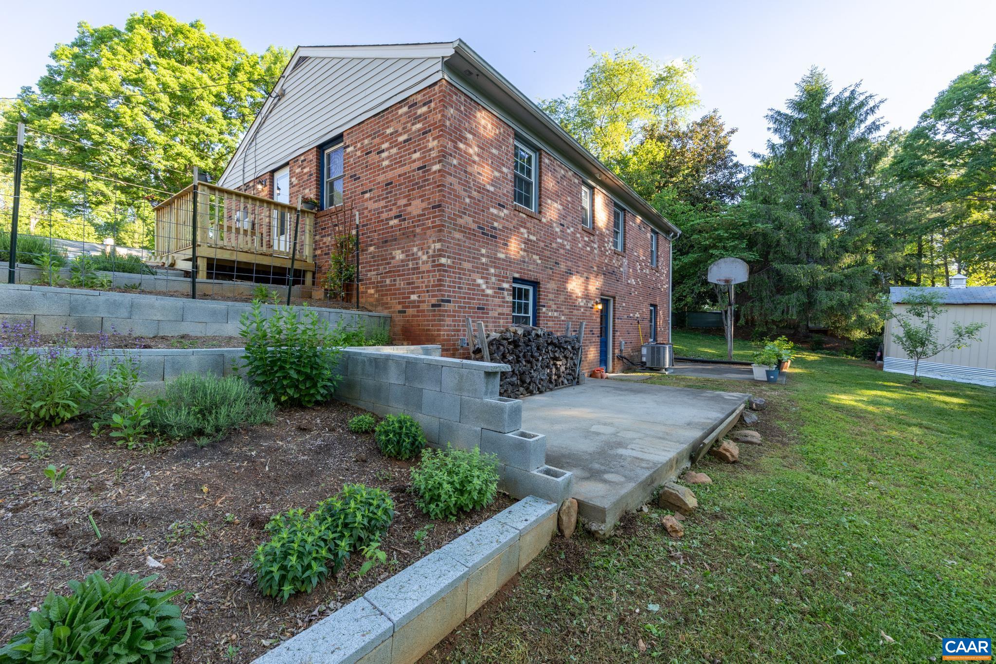 580 LOCUST LN