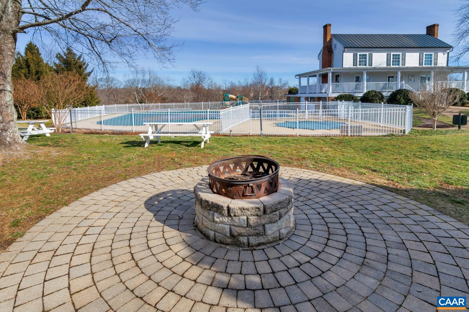 934 FAIRWINDS LN