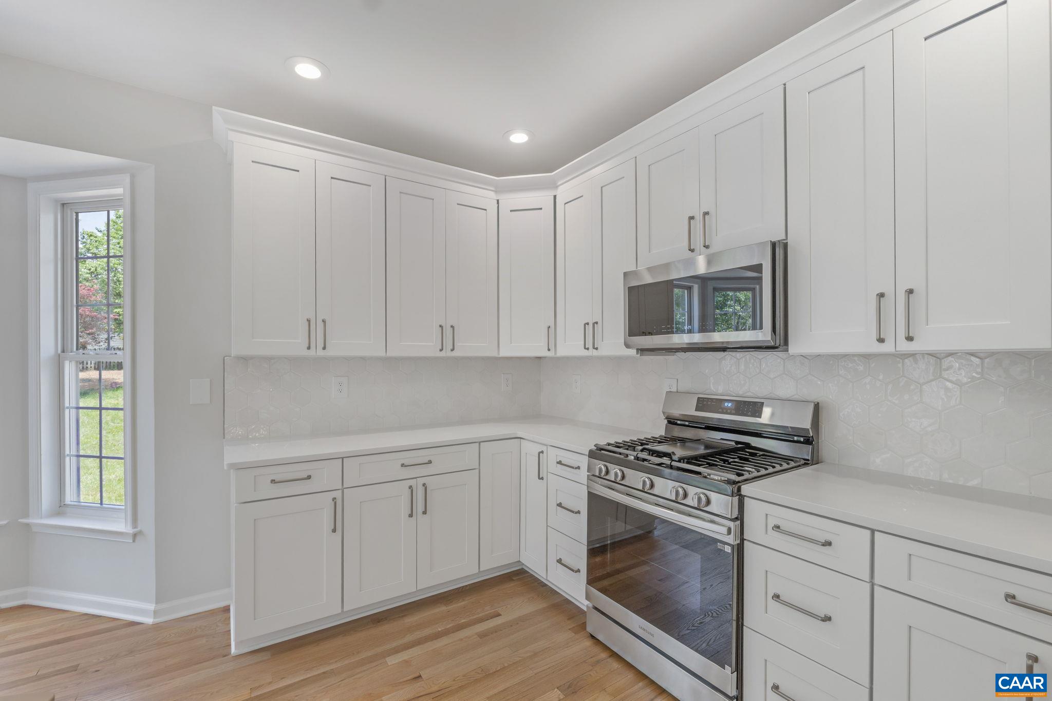 934 FAIRWINDS LN