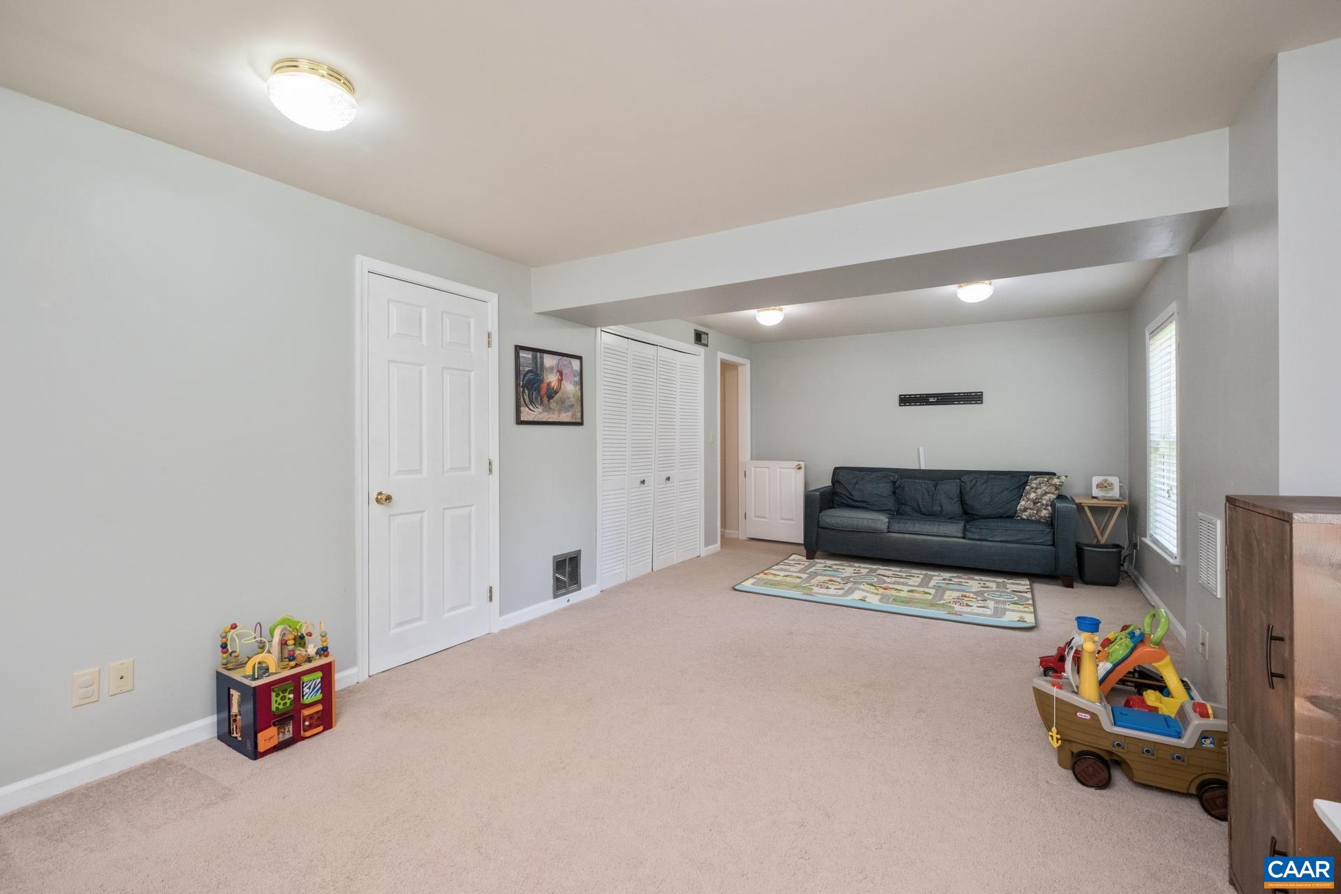 1902 ENGLISH OAKS CIR N