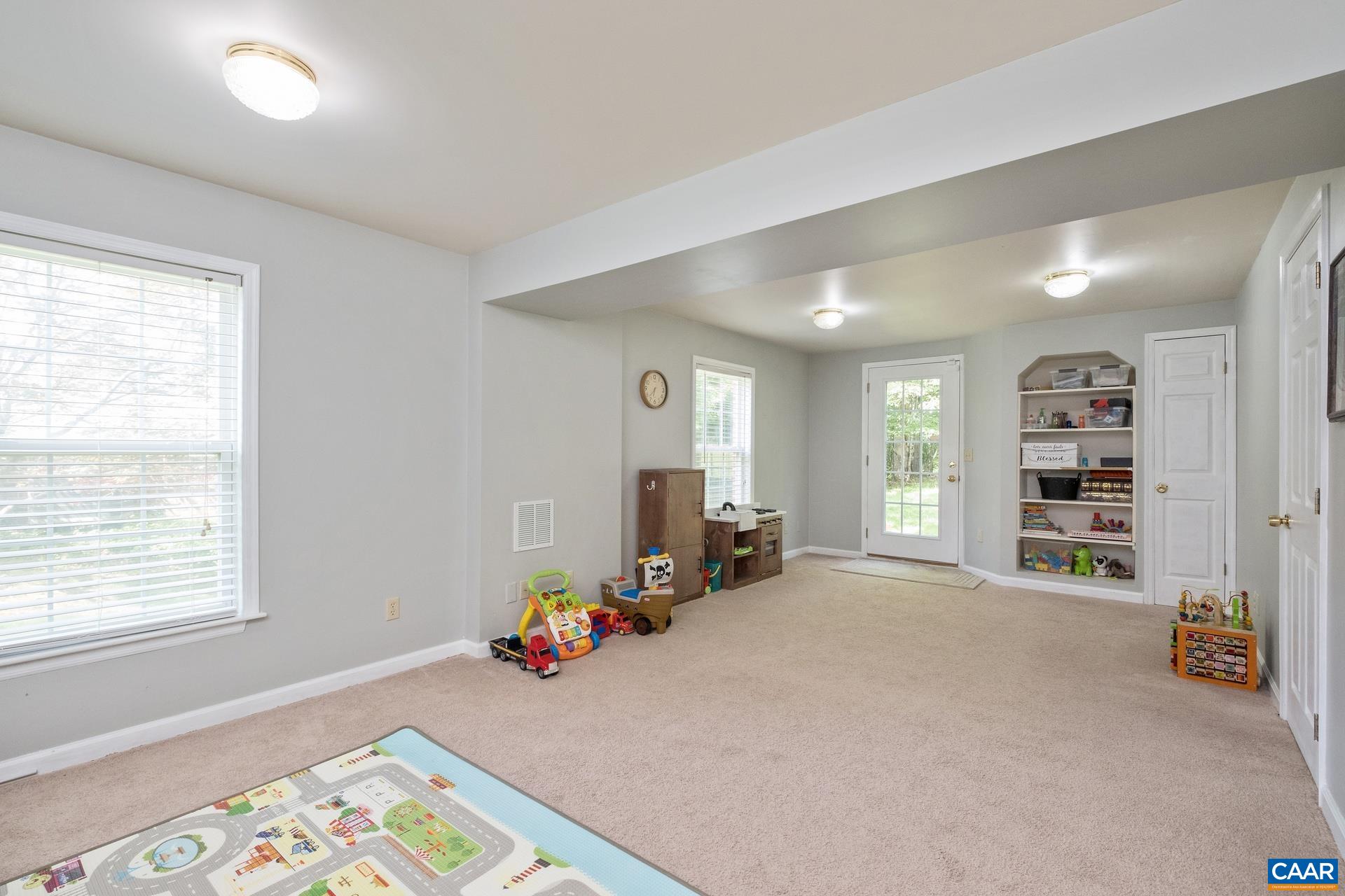 1902 ENGLISH OAKS CIR N