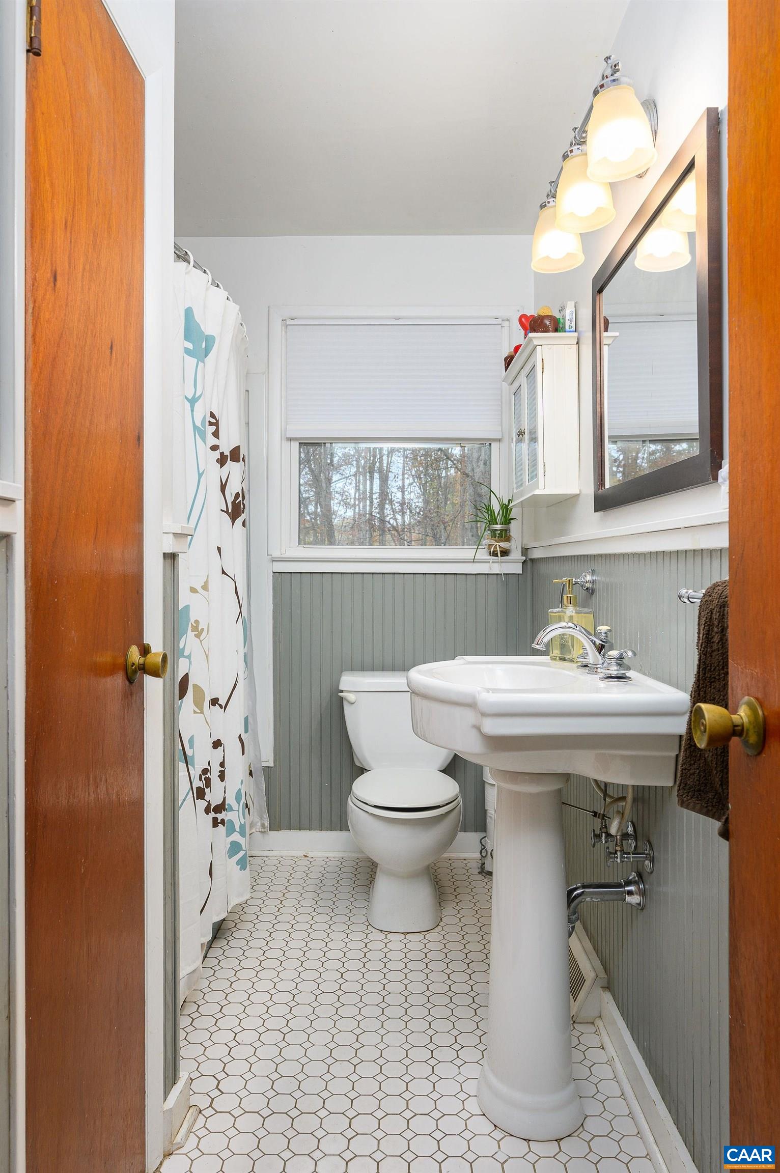 1208 OAK HILL DR