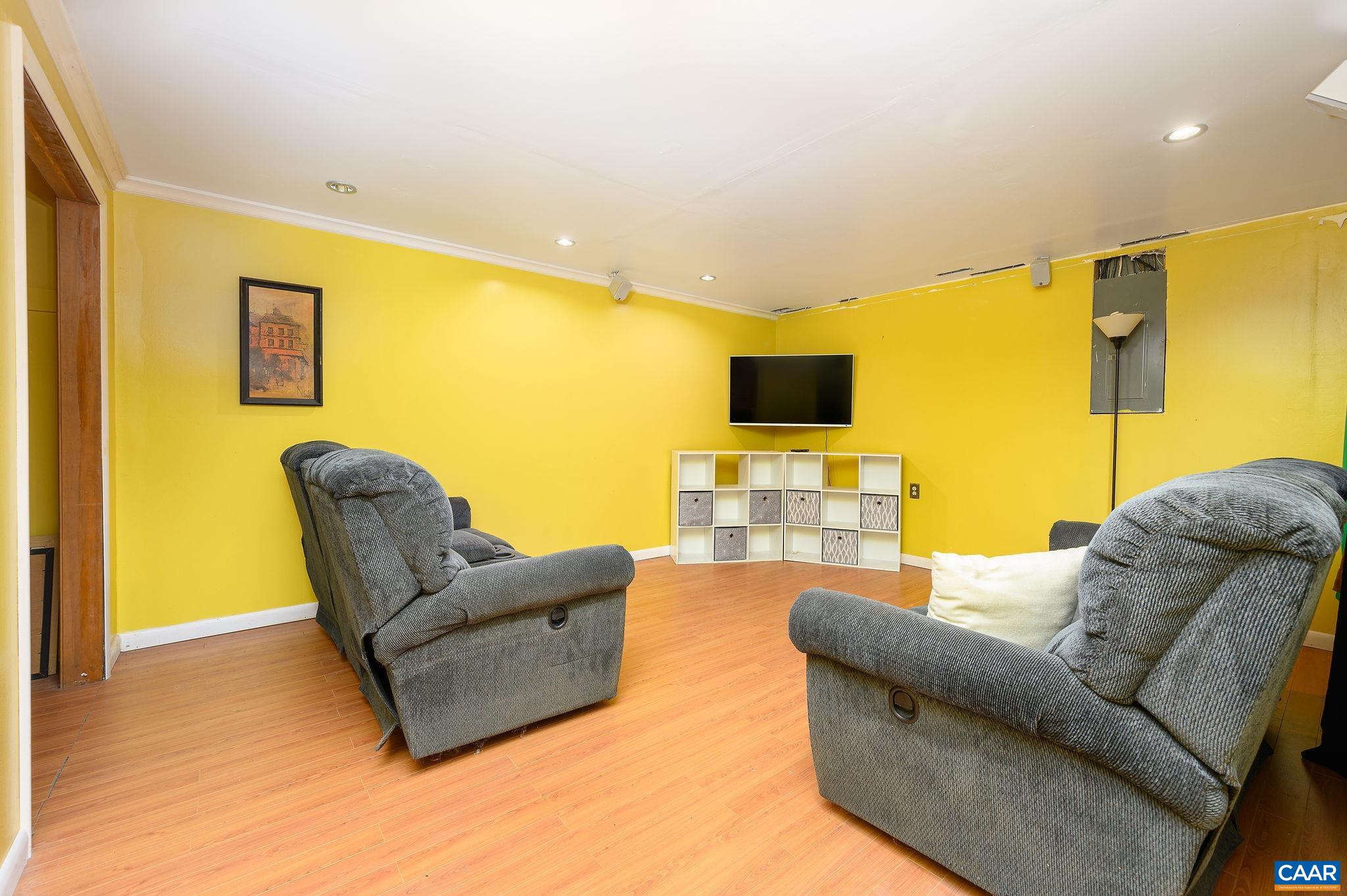1208 OAK HILL DR