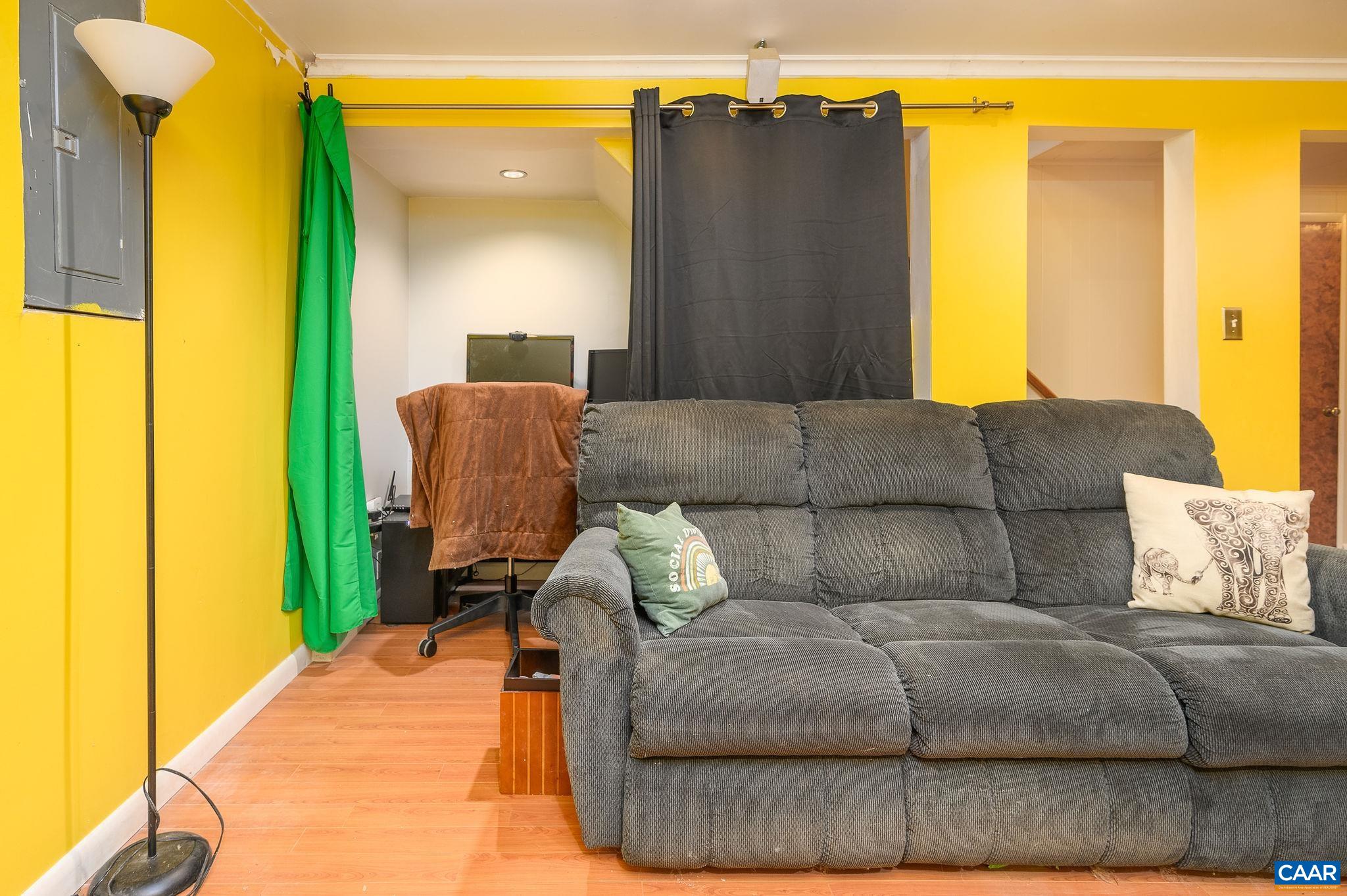 1208 OAK HILL DR