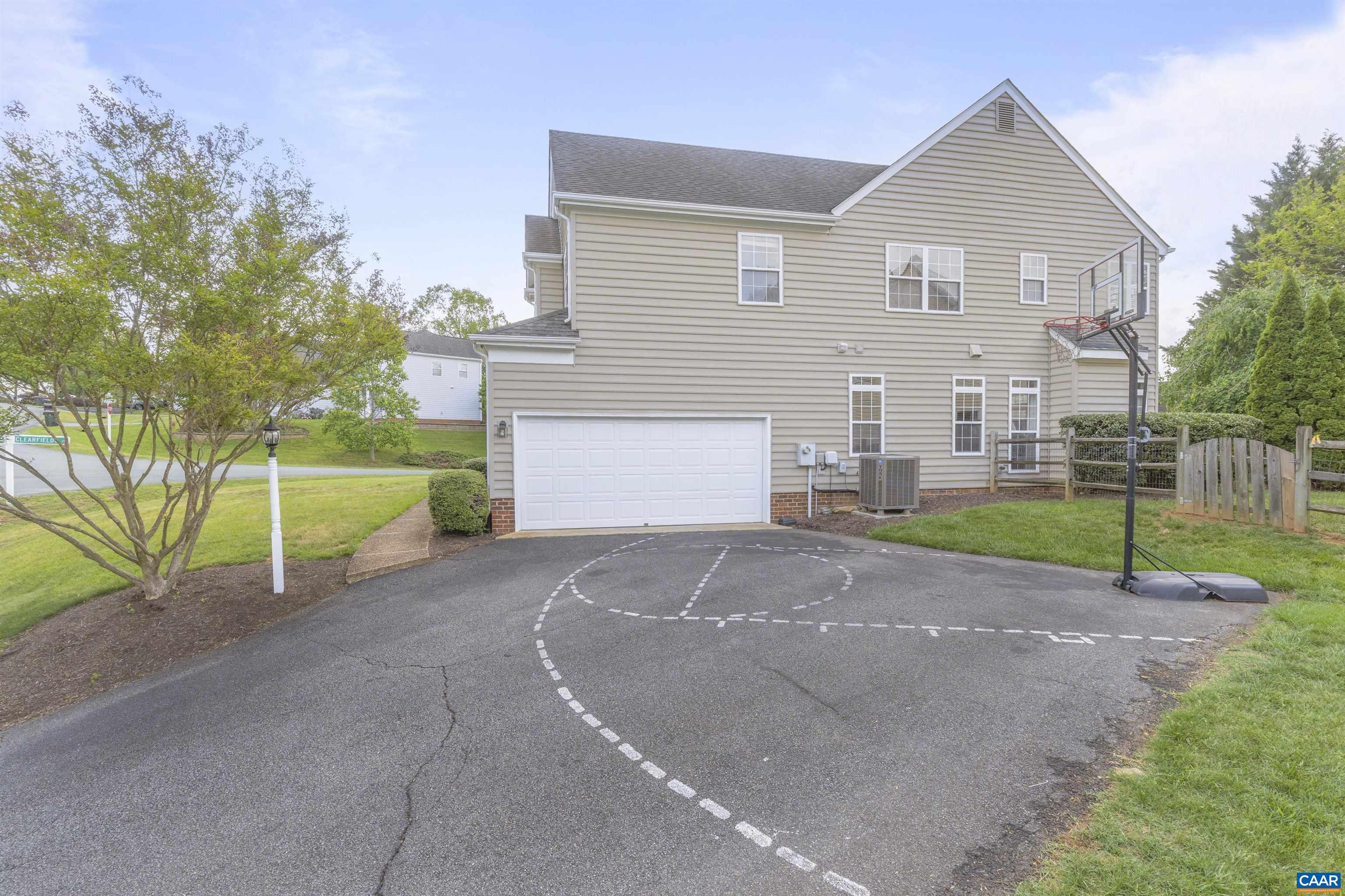 989 CLEARFIELDS LN