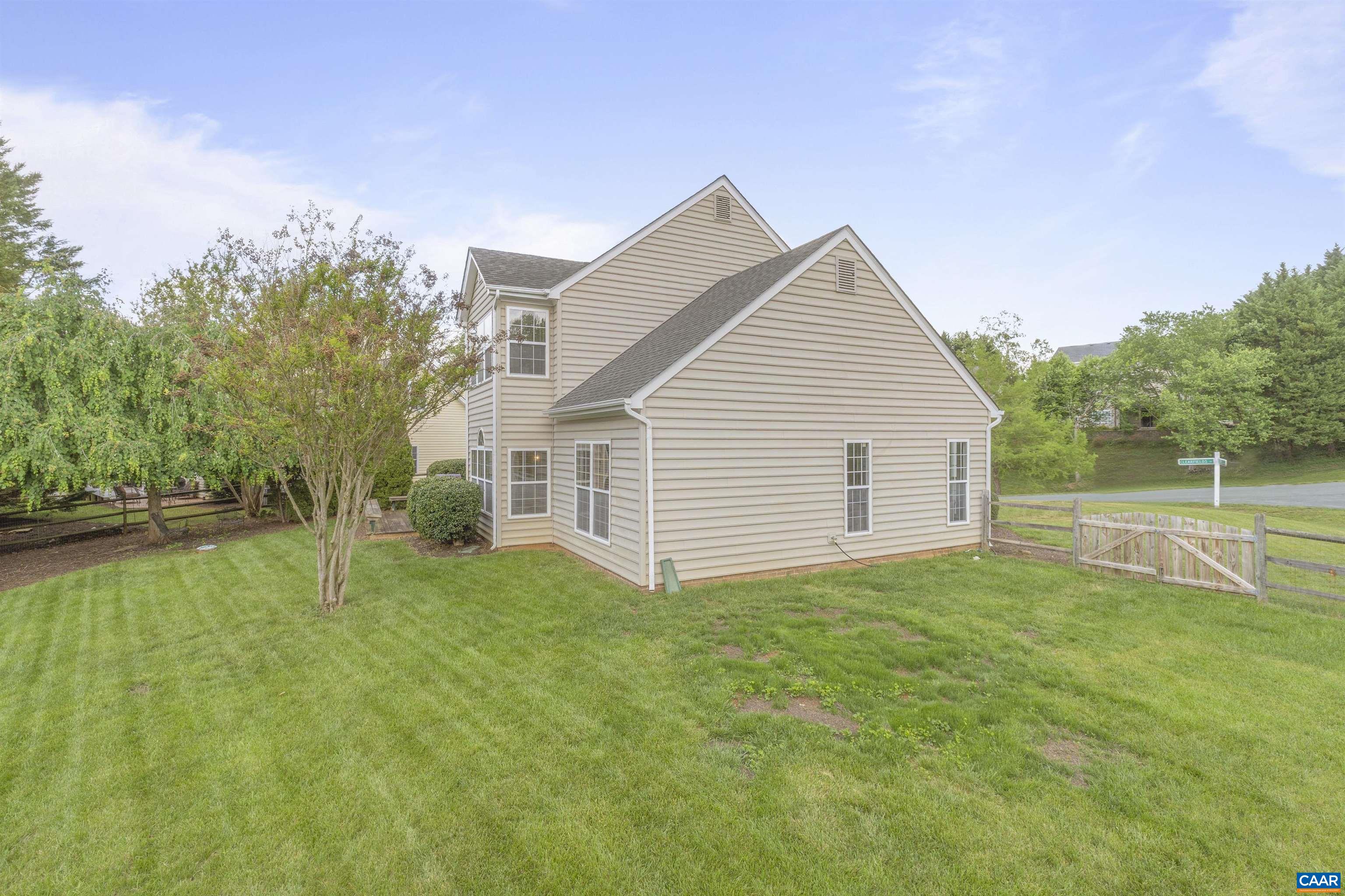 989 CLEARFIELDS LN