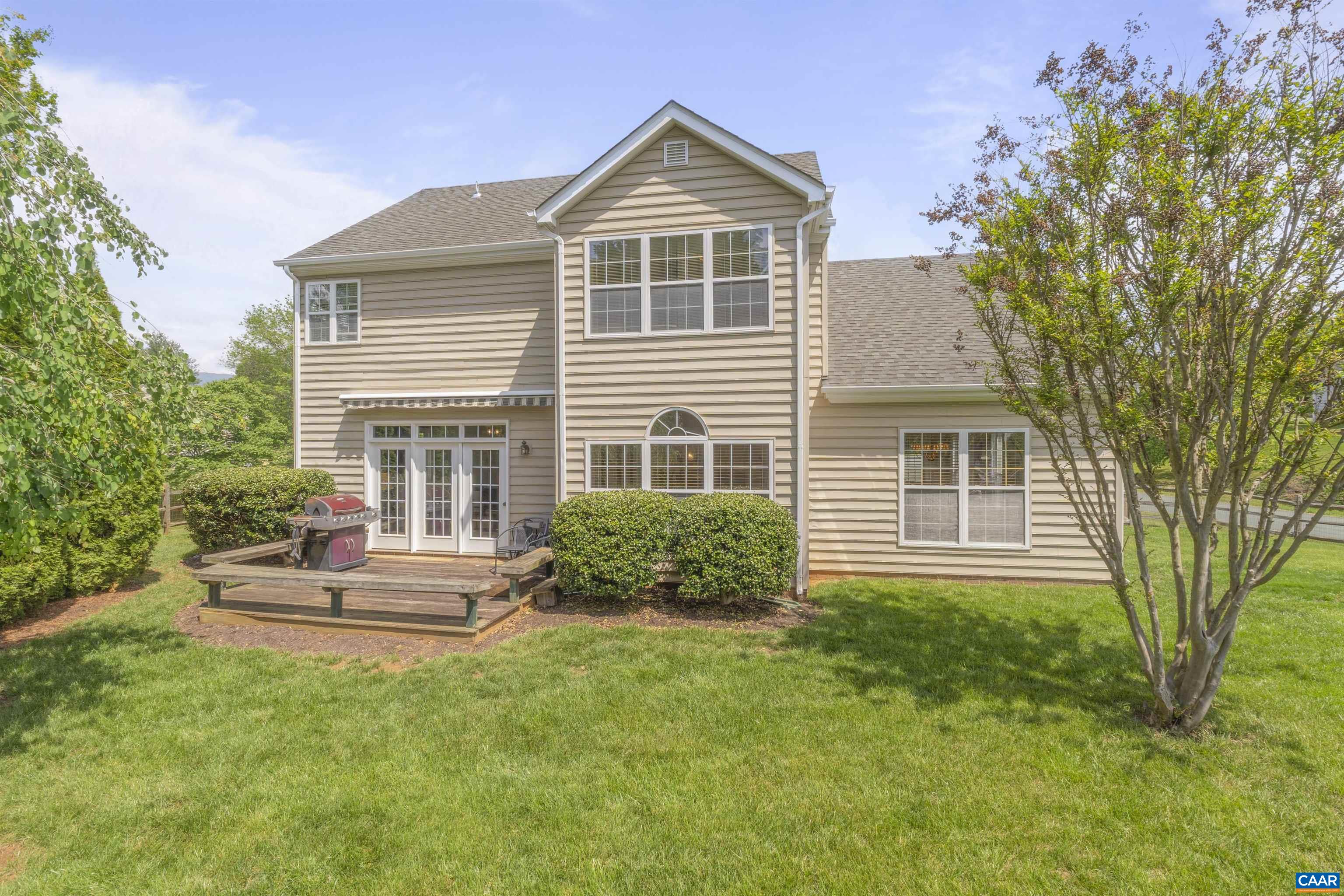 989 CLEARFIELDS LN
