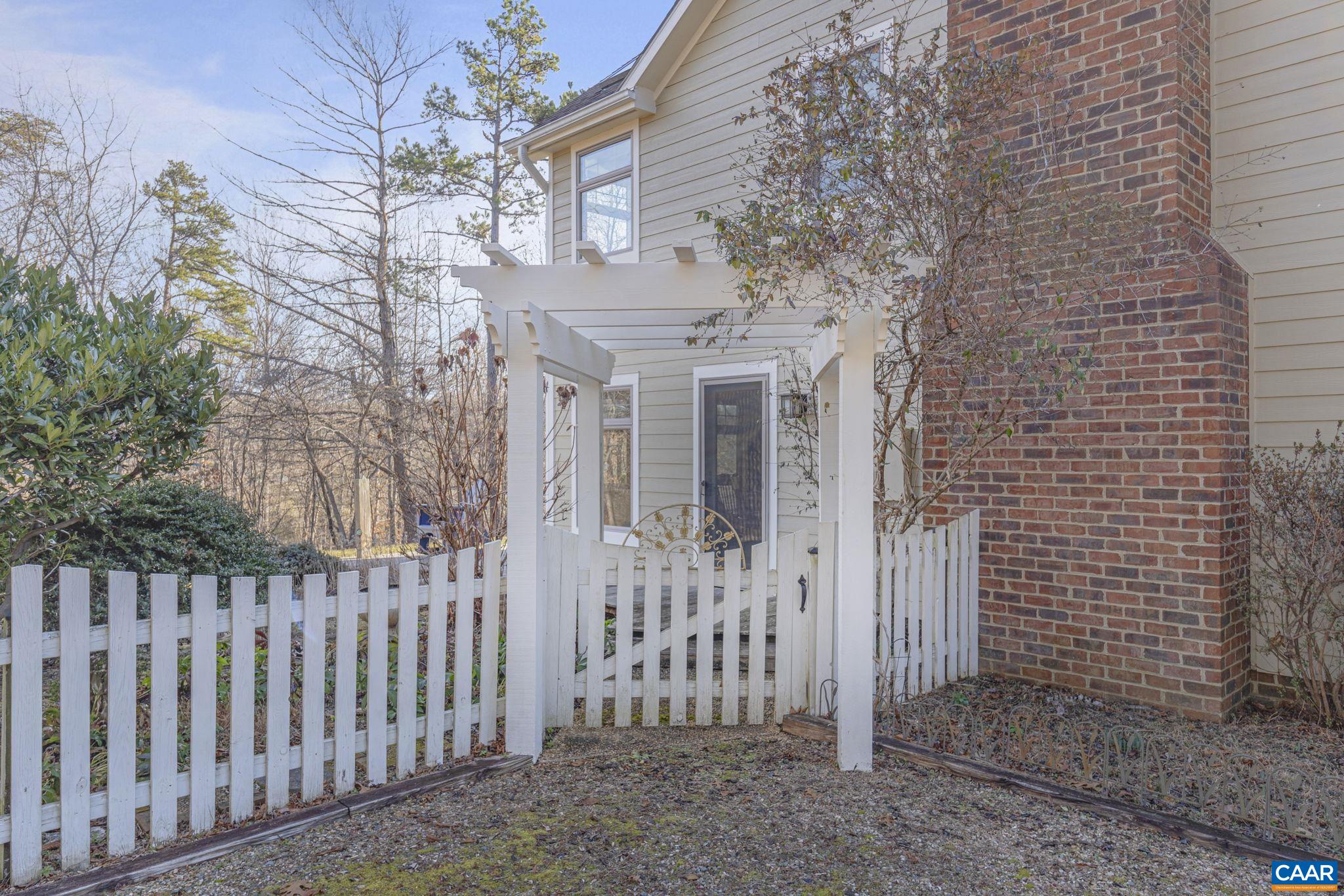 795 EGLINTON LN