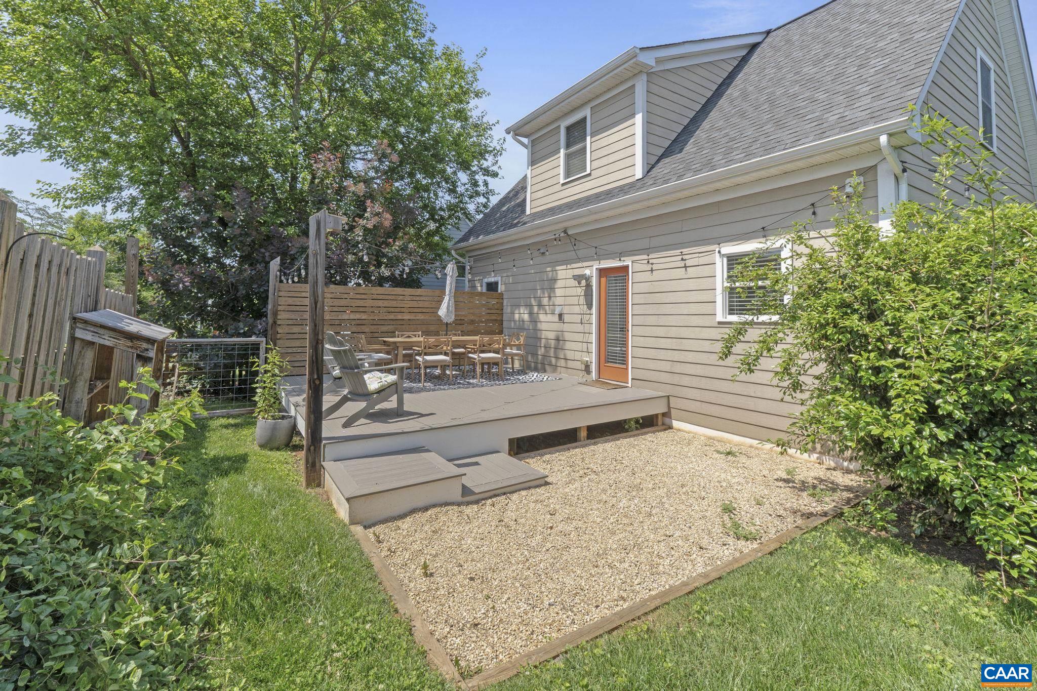 1012 LOCUST LN