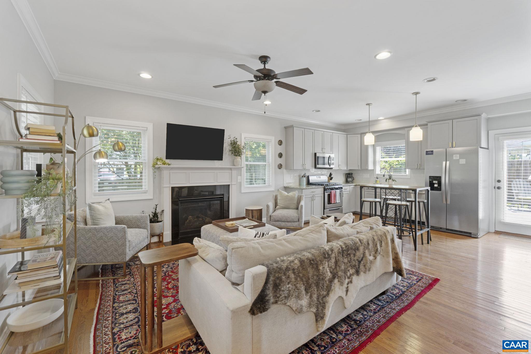 1012 LOCUST LN