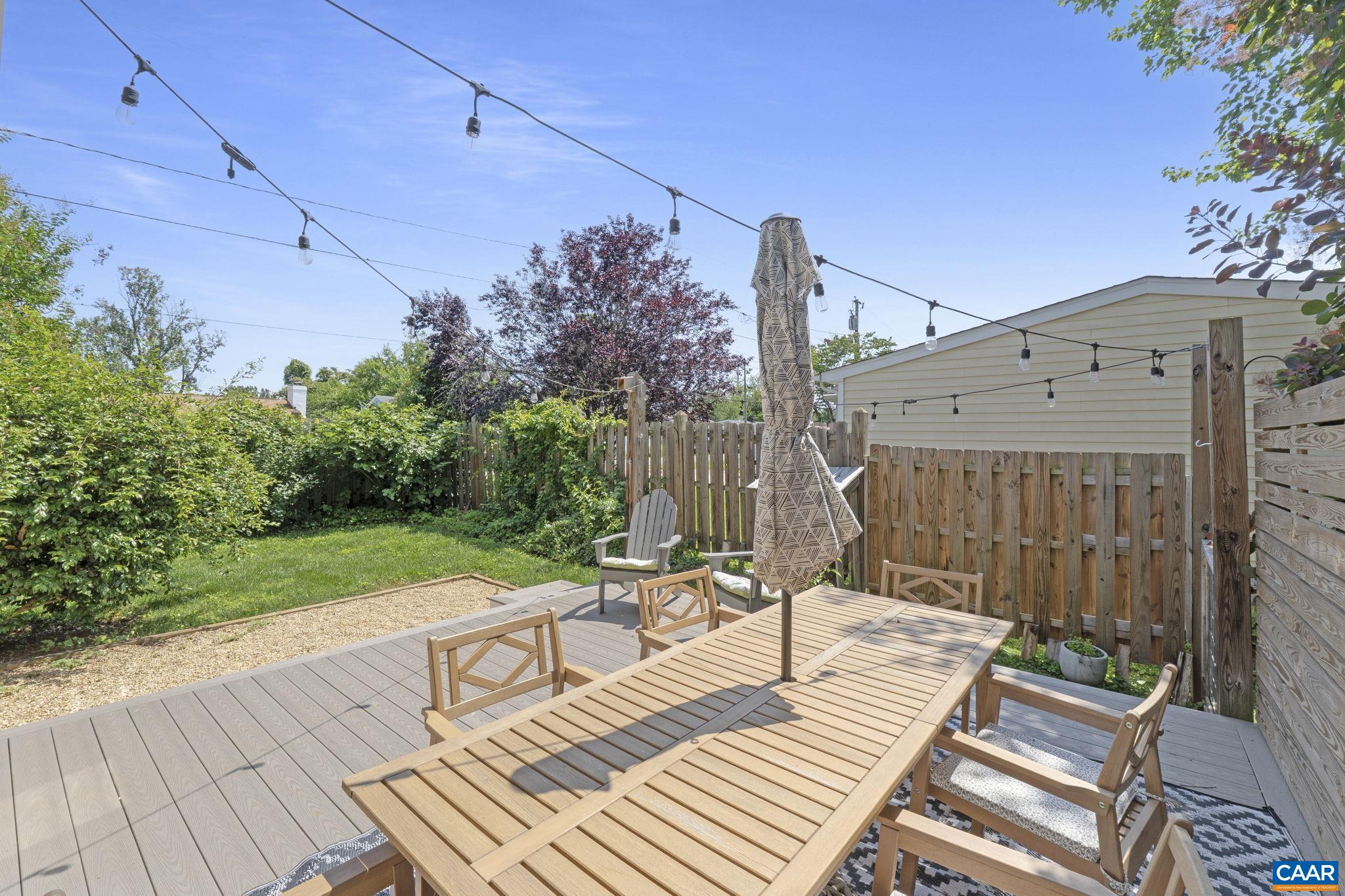 1012 LOCUST LN