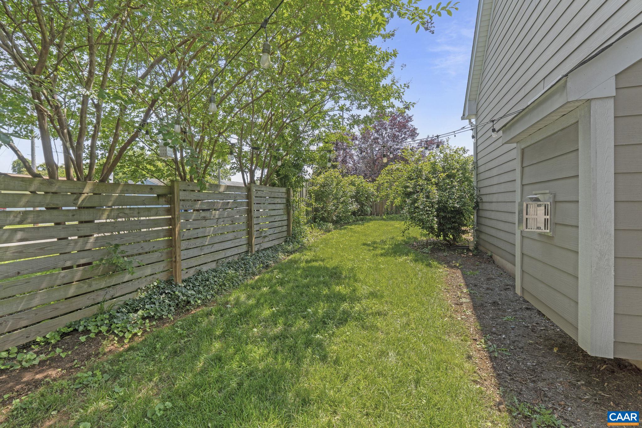 1012 LOCUST LN