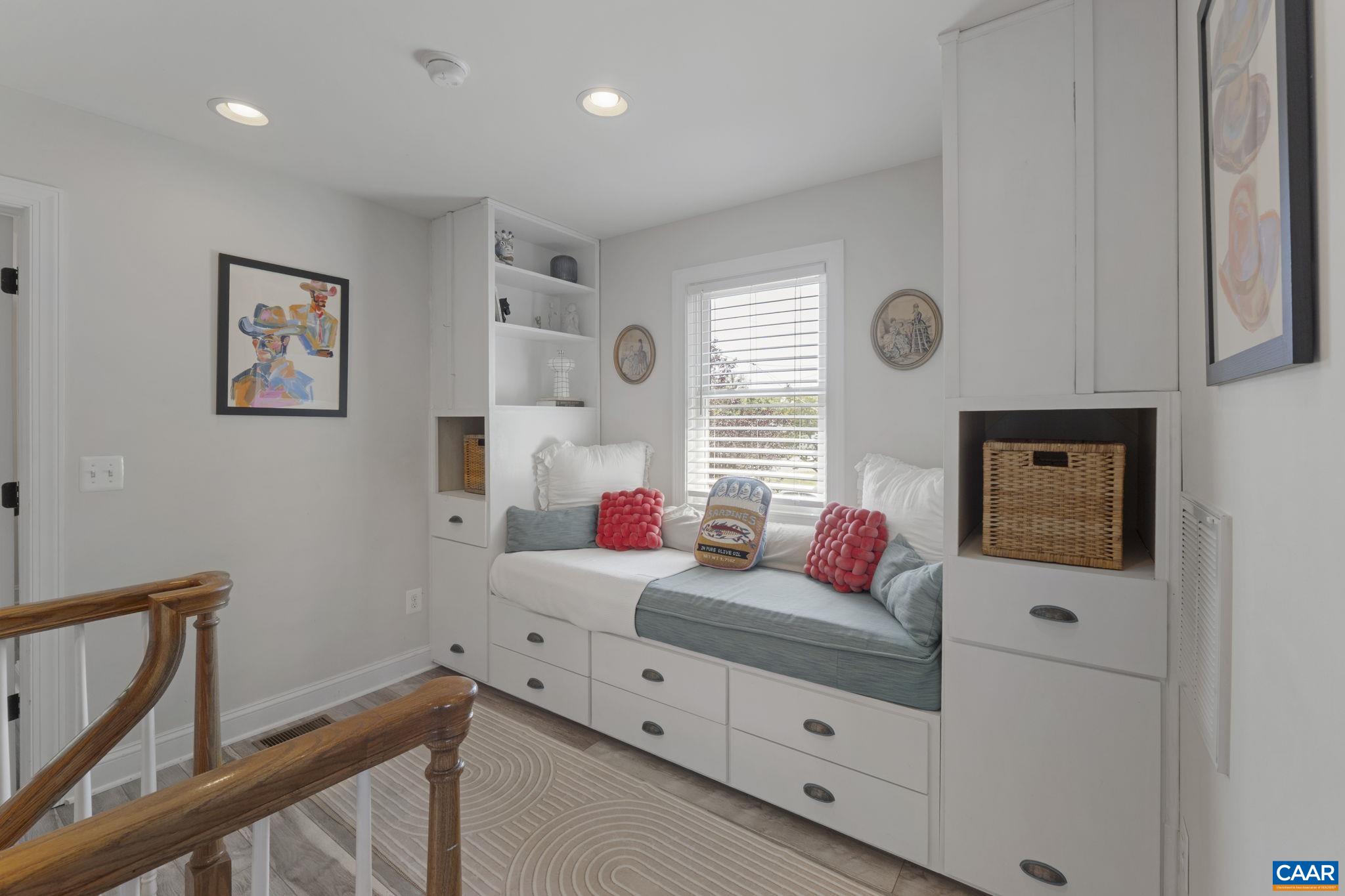1012 LOCUST LN