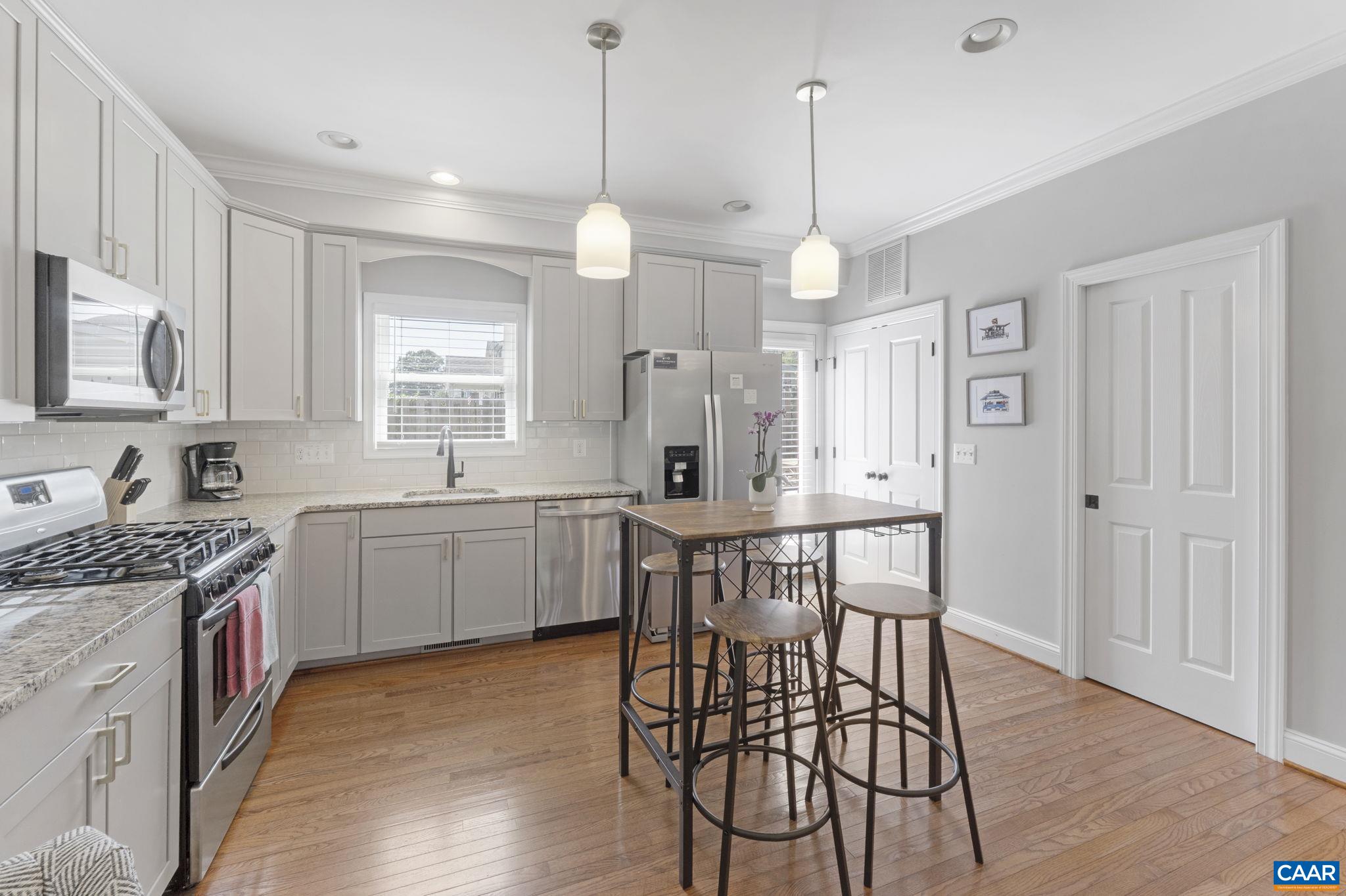 1012 LOCUST LN