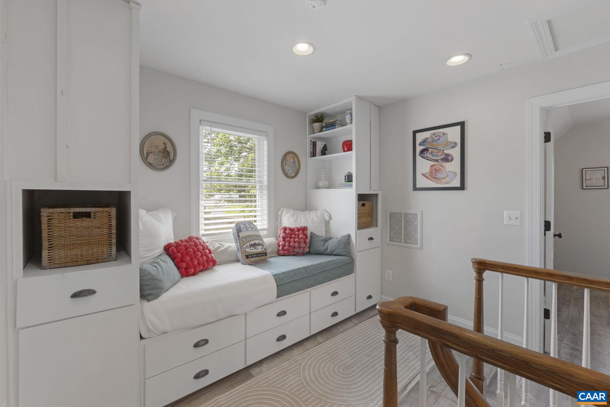 1012 LOCUST LN
