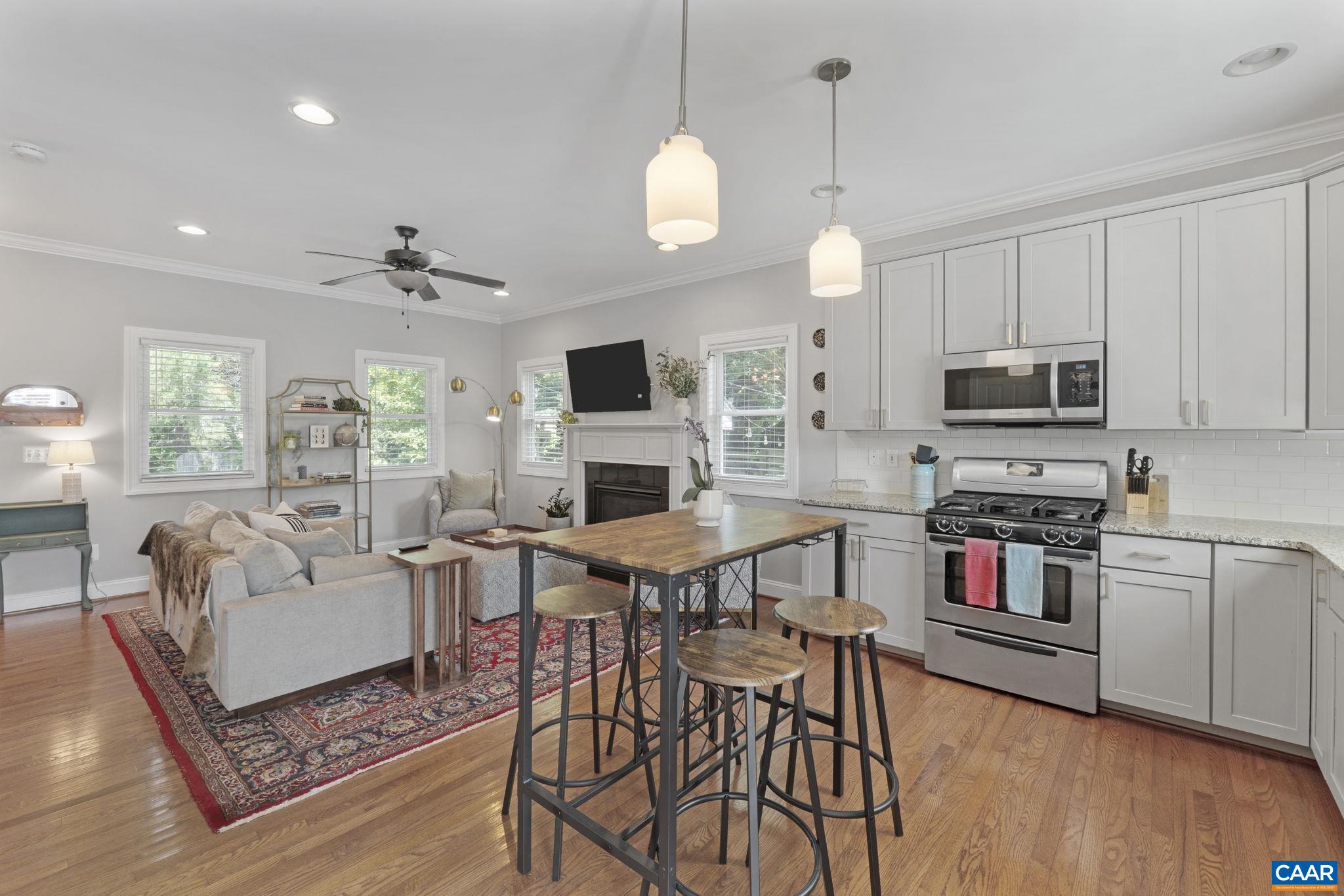 1012 LOCUST LN