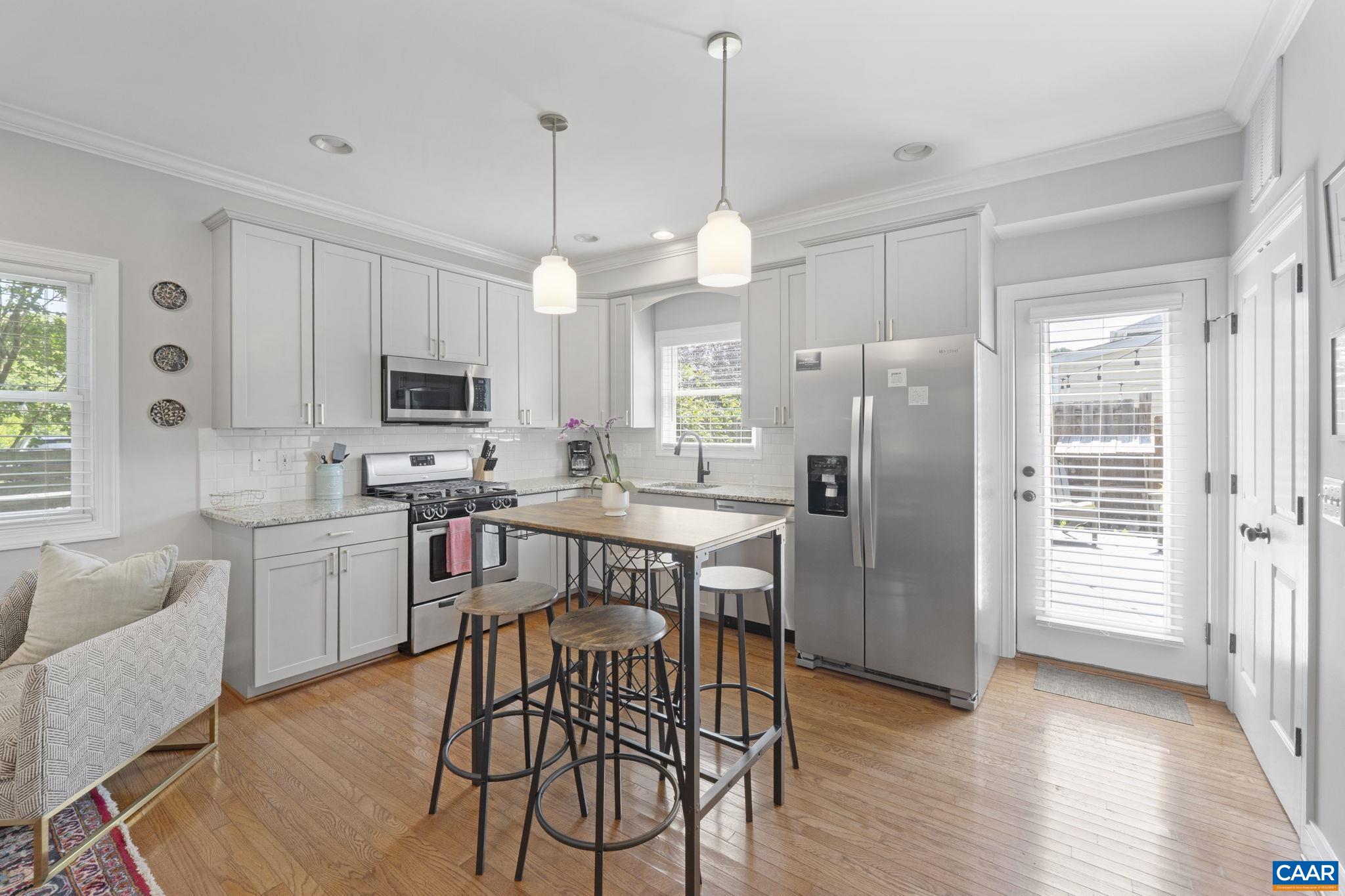 1012 LOCUST LN